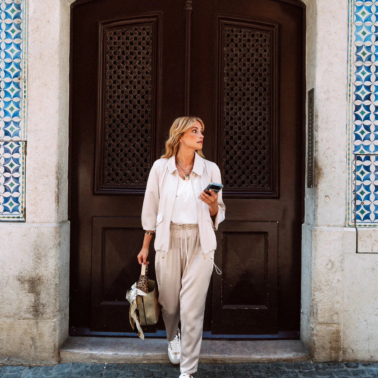 Modelo con camisa blanca y pantalon beige de Lola Casademunt