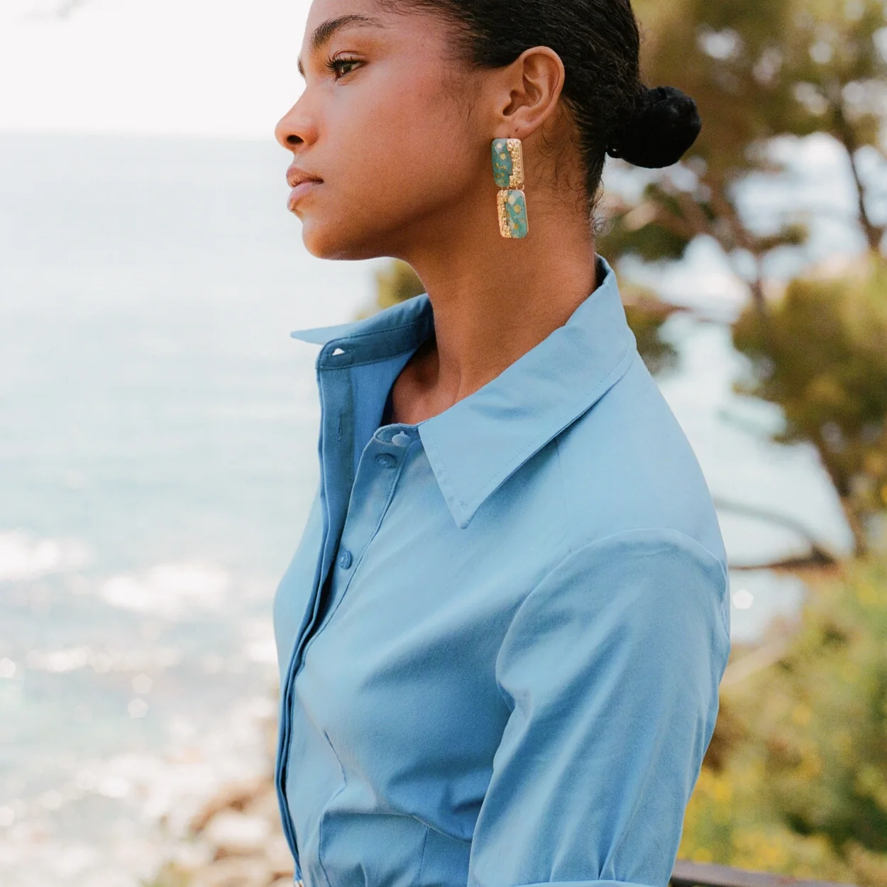 Modelo con camisa azul y pendientes de Lola Casademunt