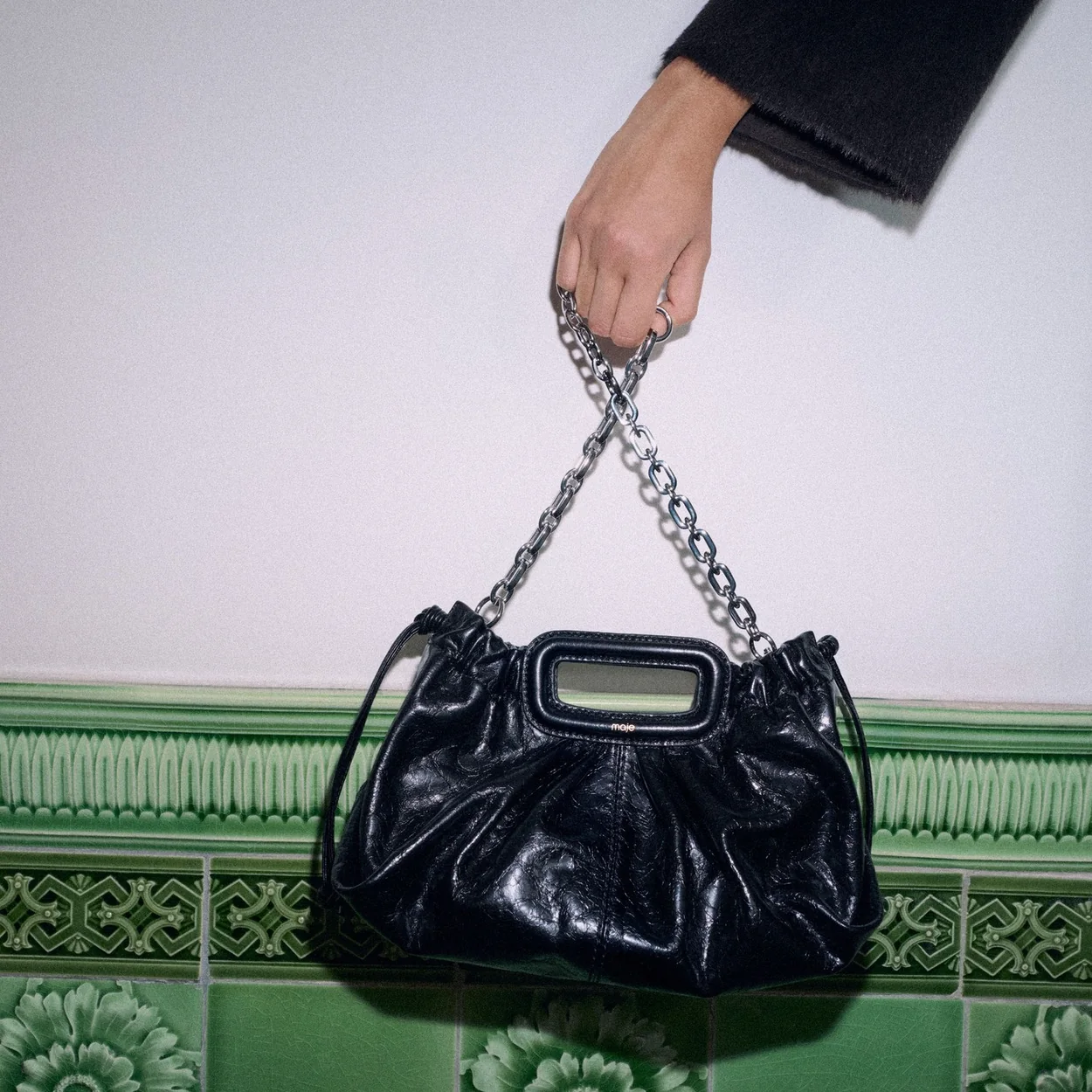 Bolso negro con asa de cadena de Maje