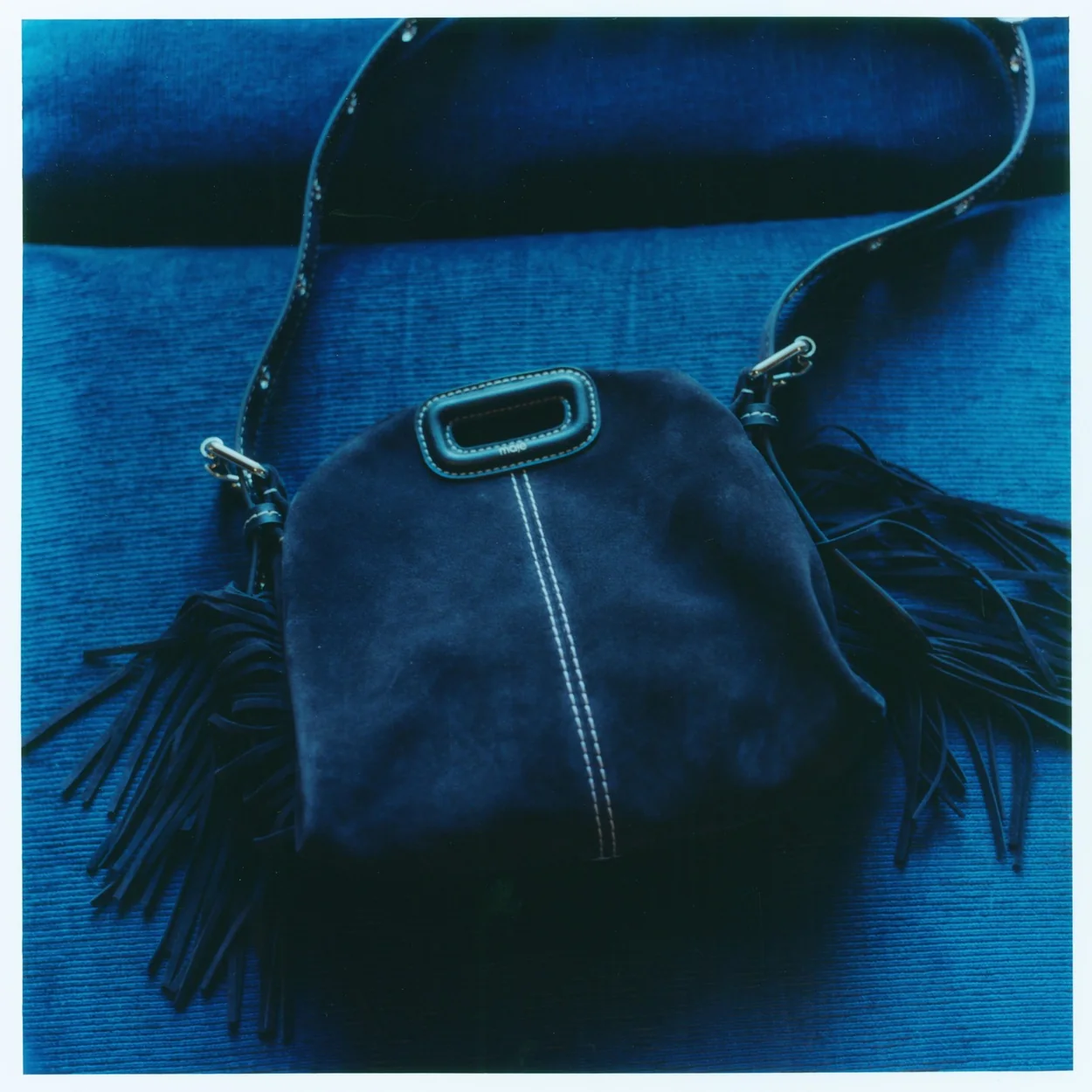 Bolso de ante azul con flecos de Maje