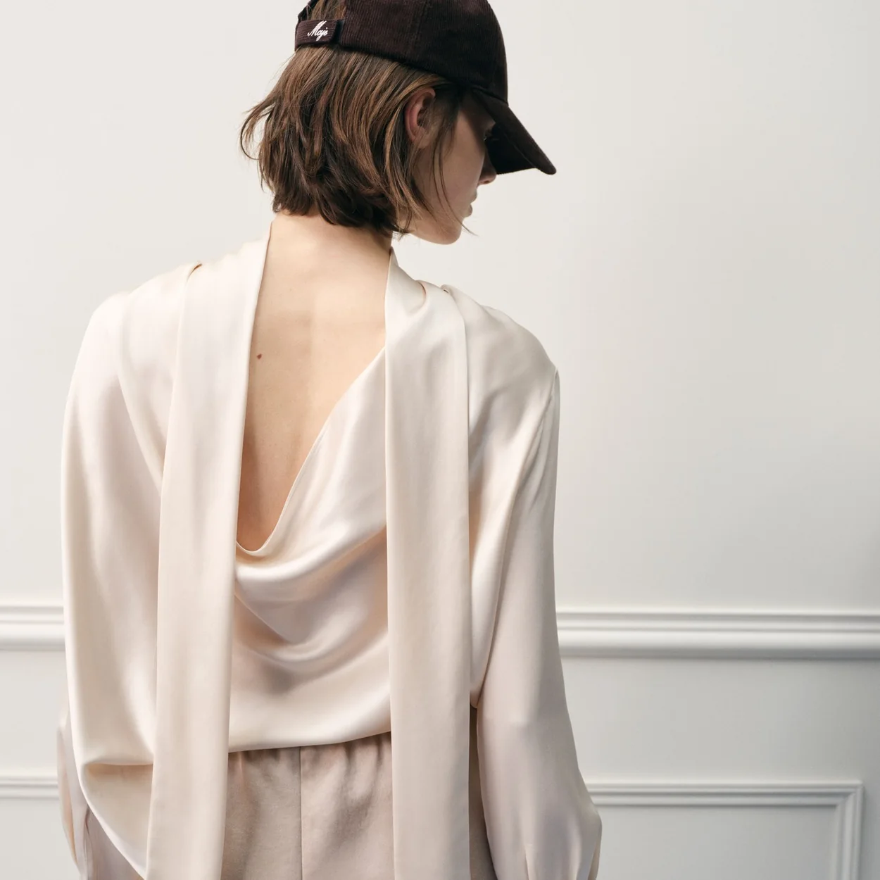 Blusa de raso crudo con espalda drapeada de Maje