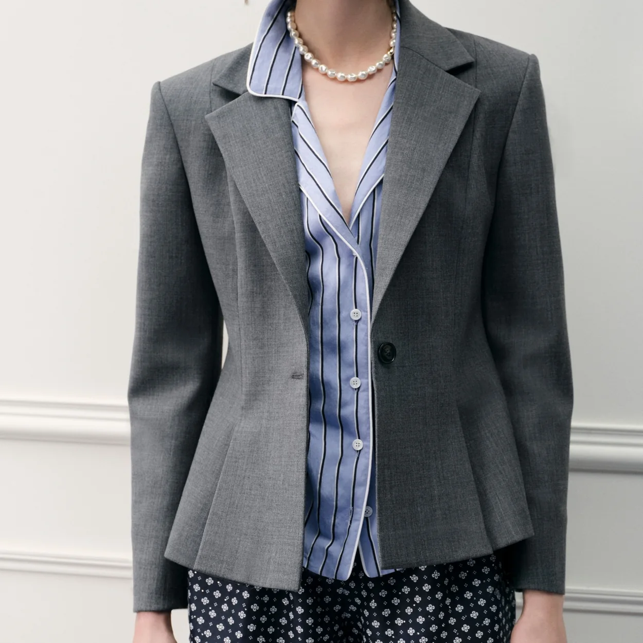 Blazer gris con camisa de rayas de Maje