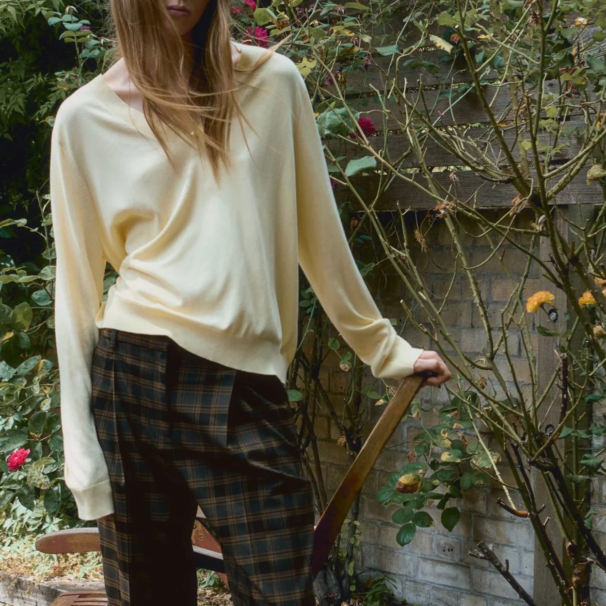 Modelo con jersey amarillo y pantalon de cuadros de Mango