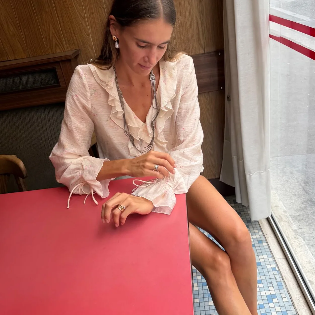 Modelo con blusa rosa de volantes de Mango