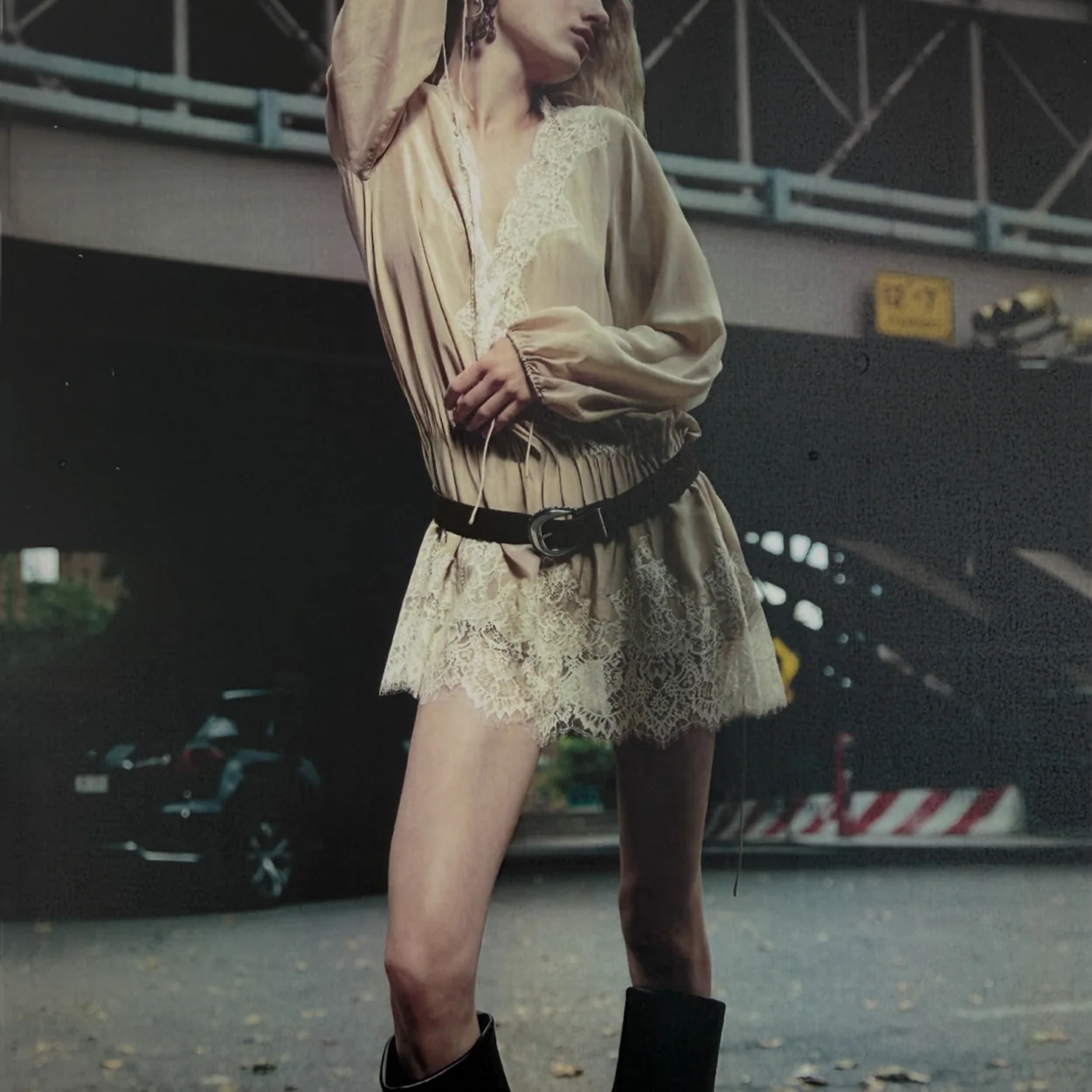 Modelo con vestido beige y botas altas de Mango
