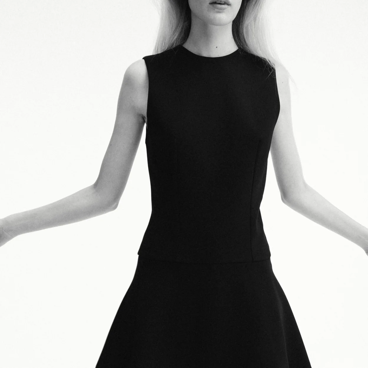 Modelo con vestido negro de vuelo de Mango