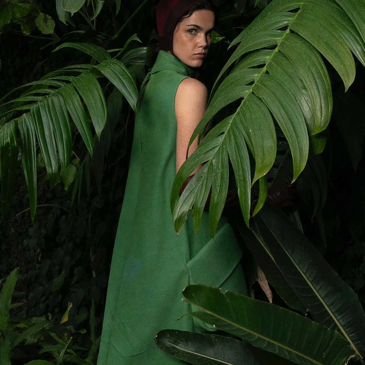 Vestido verde de Marcos Luengo entre vegetacion