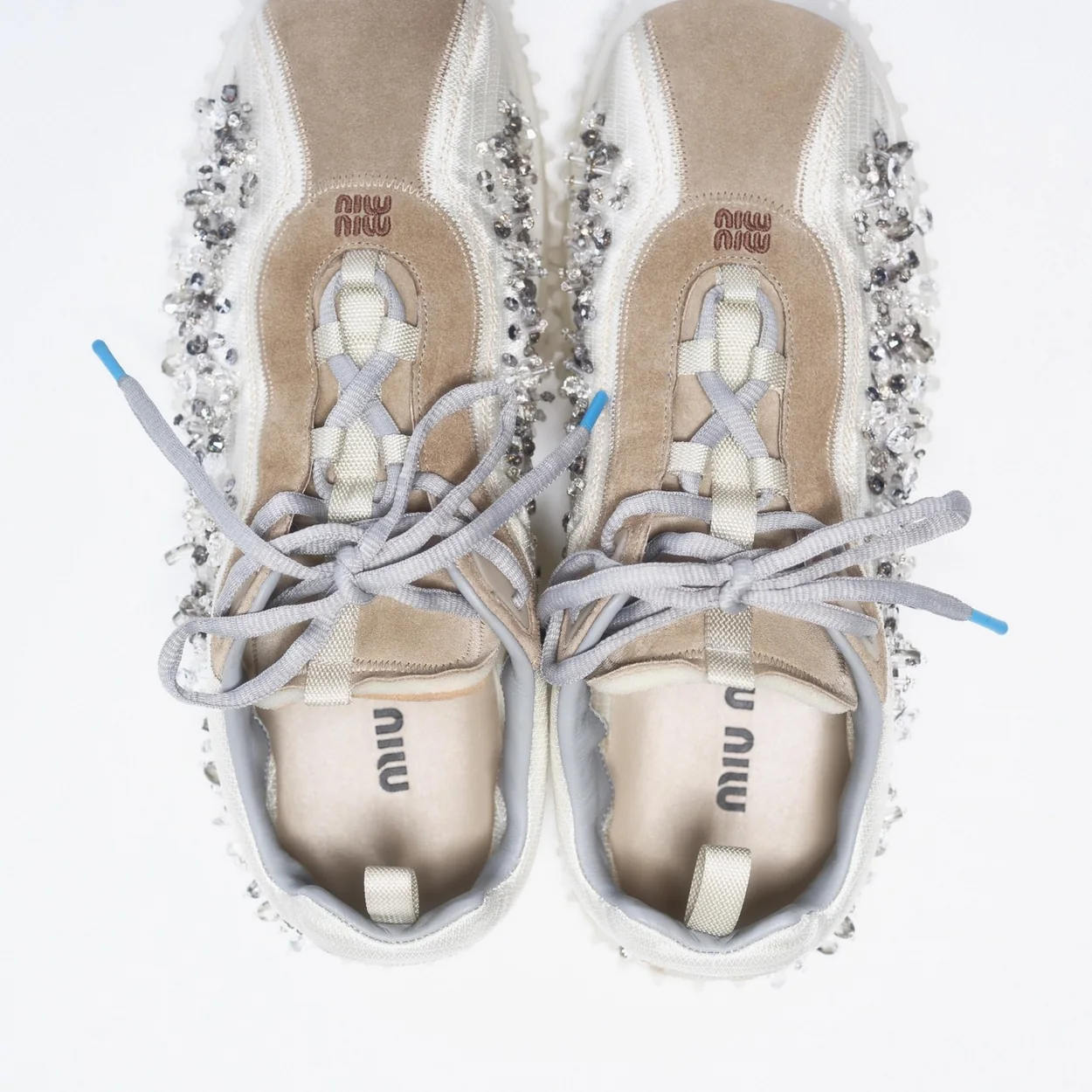 Zapatillas blancas con pedreria de Miu Miu
