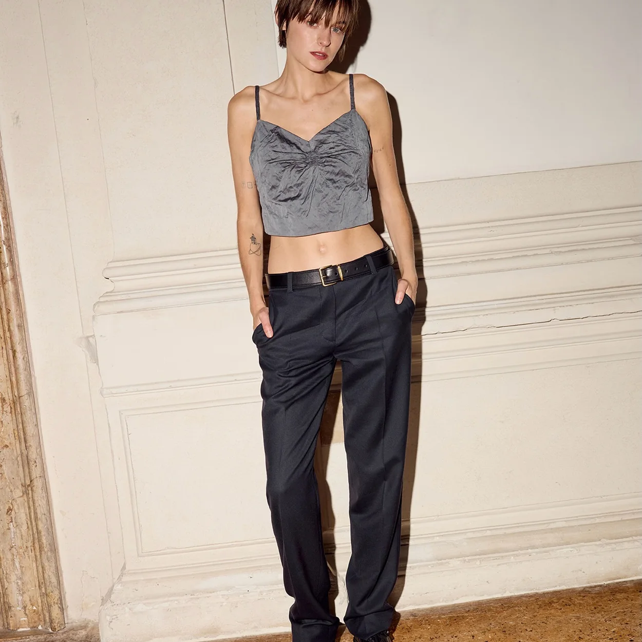 Modelo con top gris y pantalon de Miu Miu
