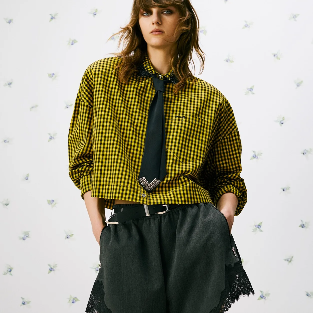 Modelo con camisa de cuadros amarilla y shorts de Pinko