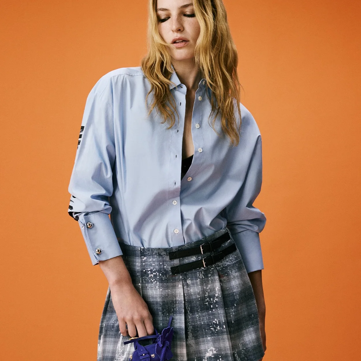Modelo con camisa azul y falda de cuadros de Pinko