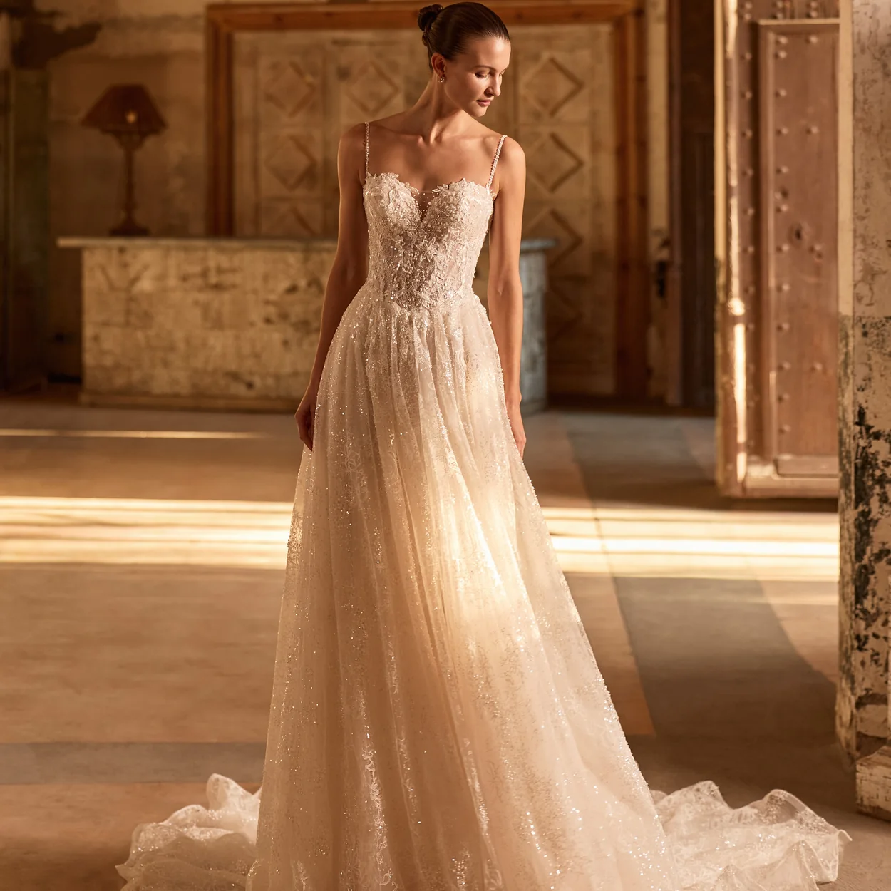 Vestido de novia de tul con brillos de Pronovias