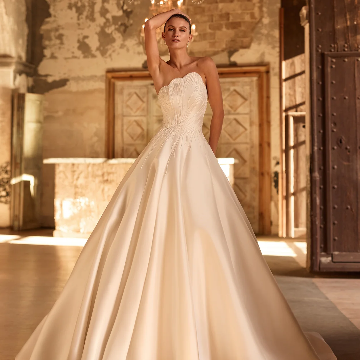 Vestido de novia de corte princesa en mikado de Pronovias