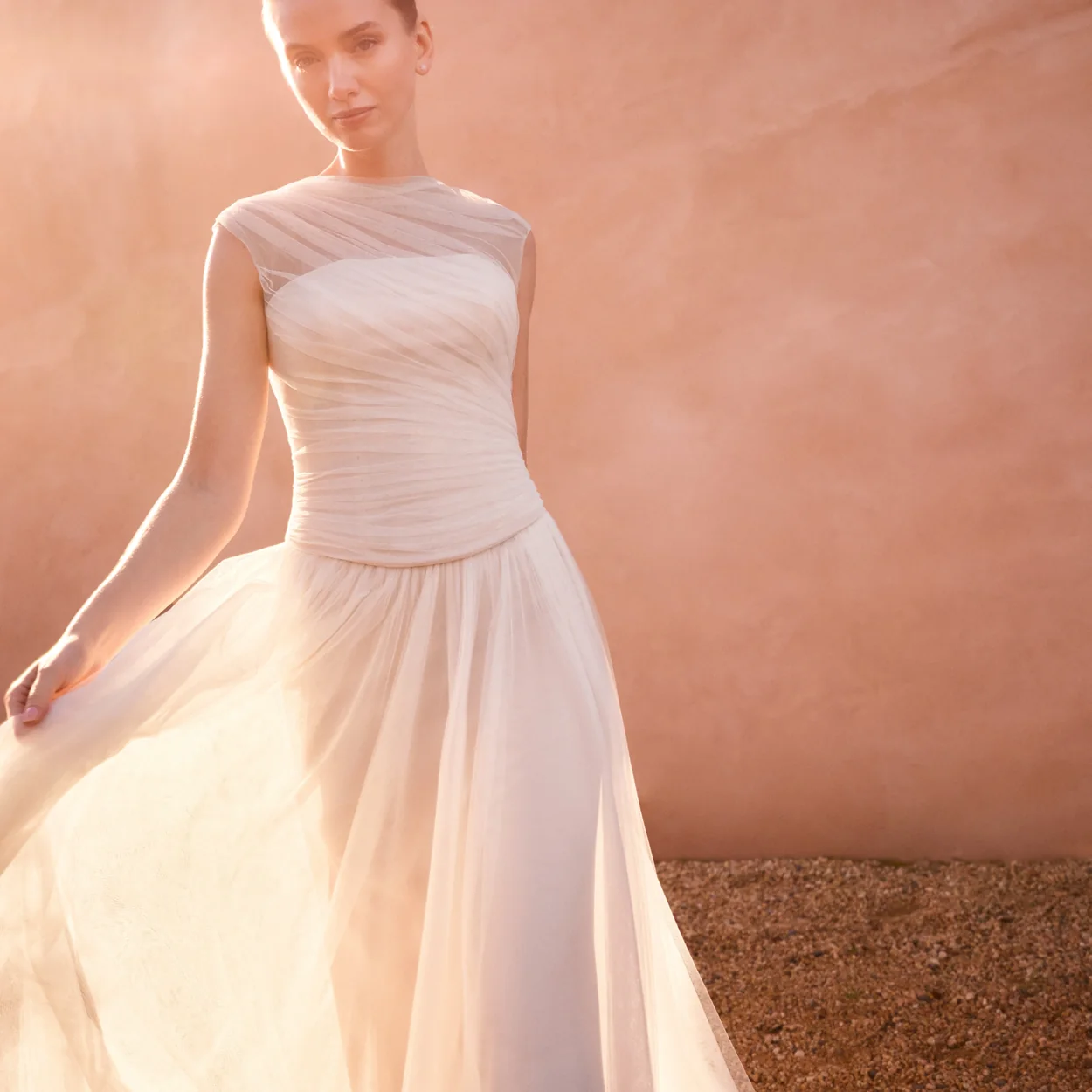 Vestido de novia drapeado con escote barco de Pronovias