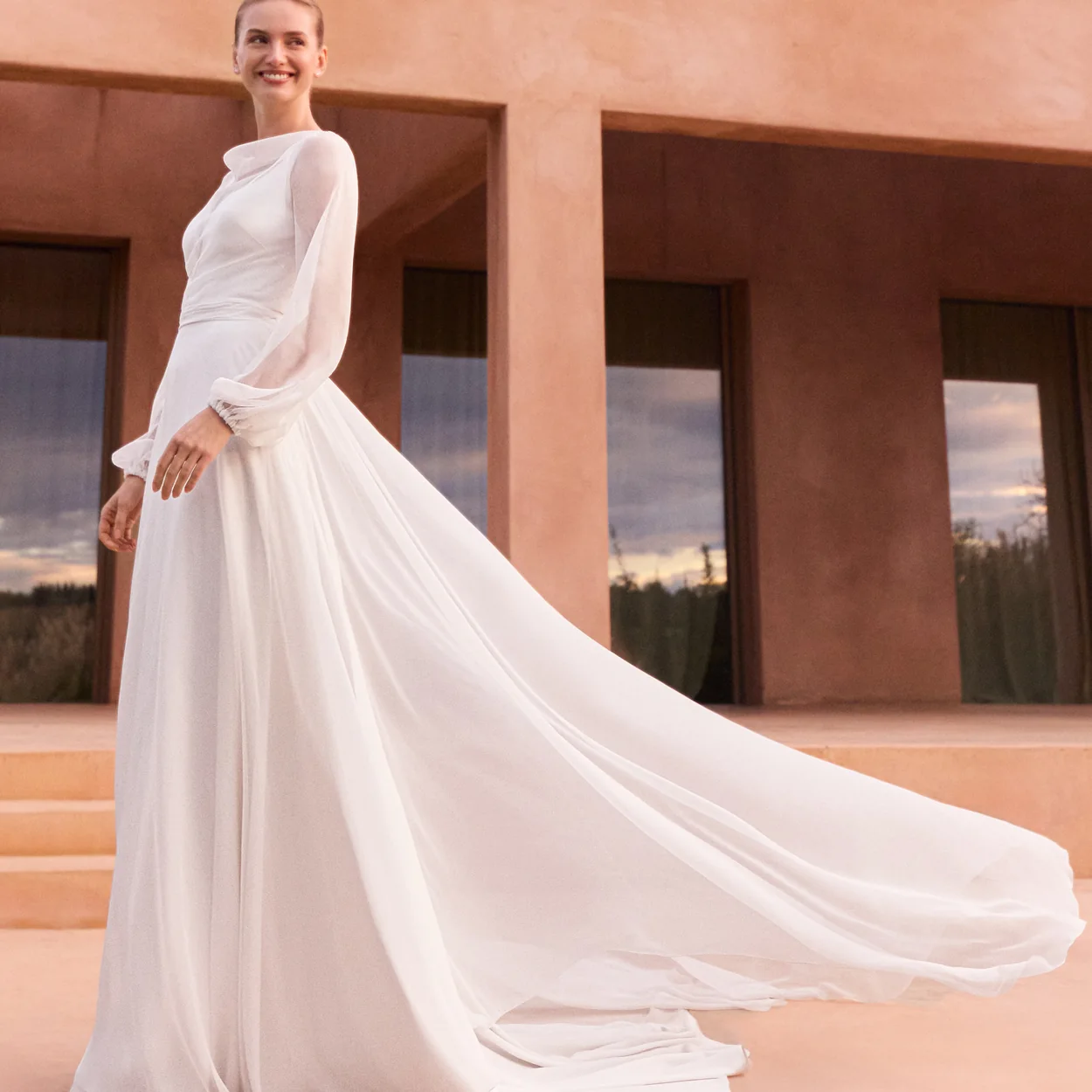 Vestido de novia de manga larga con cola de Pronovias