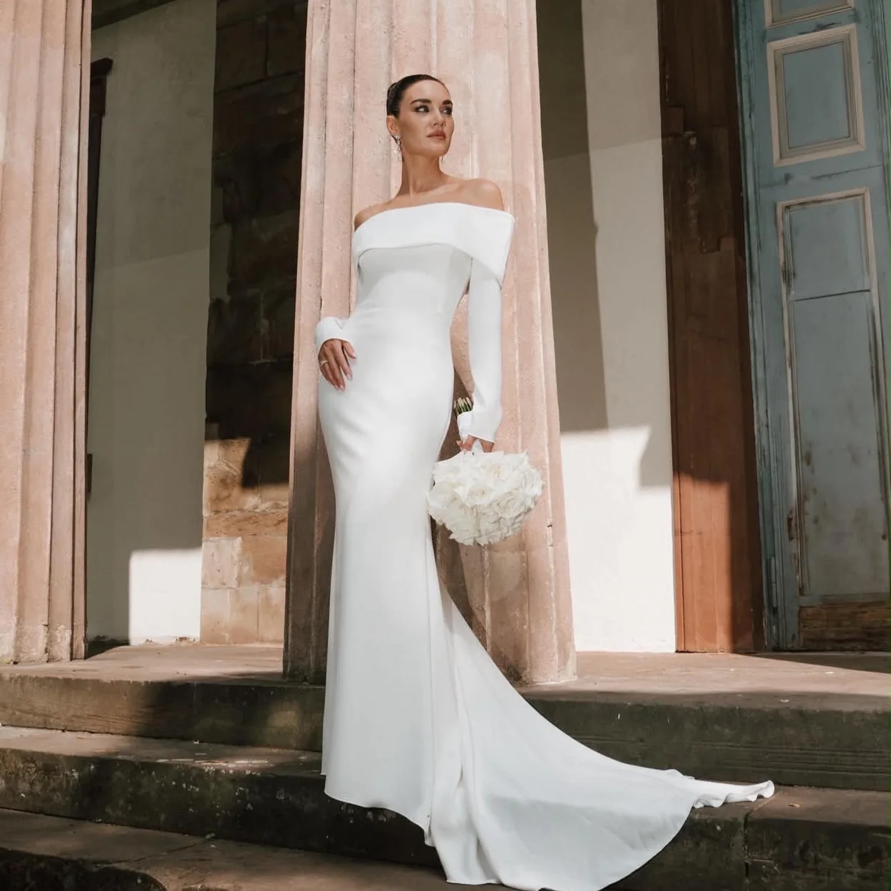 Vestido de novia de corte sirena con hombros descubiertos de Pronovias