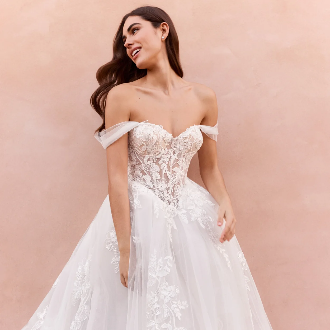 Vestido de novia con corse de encaje de Pronovias