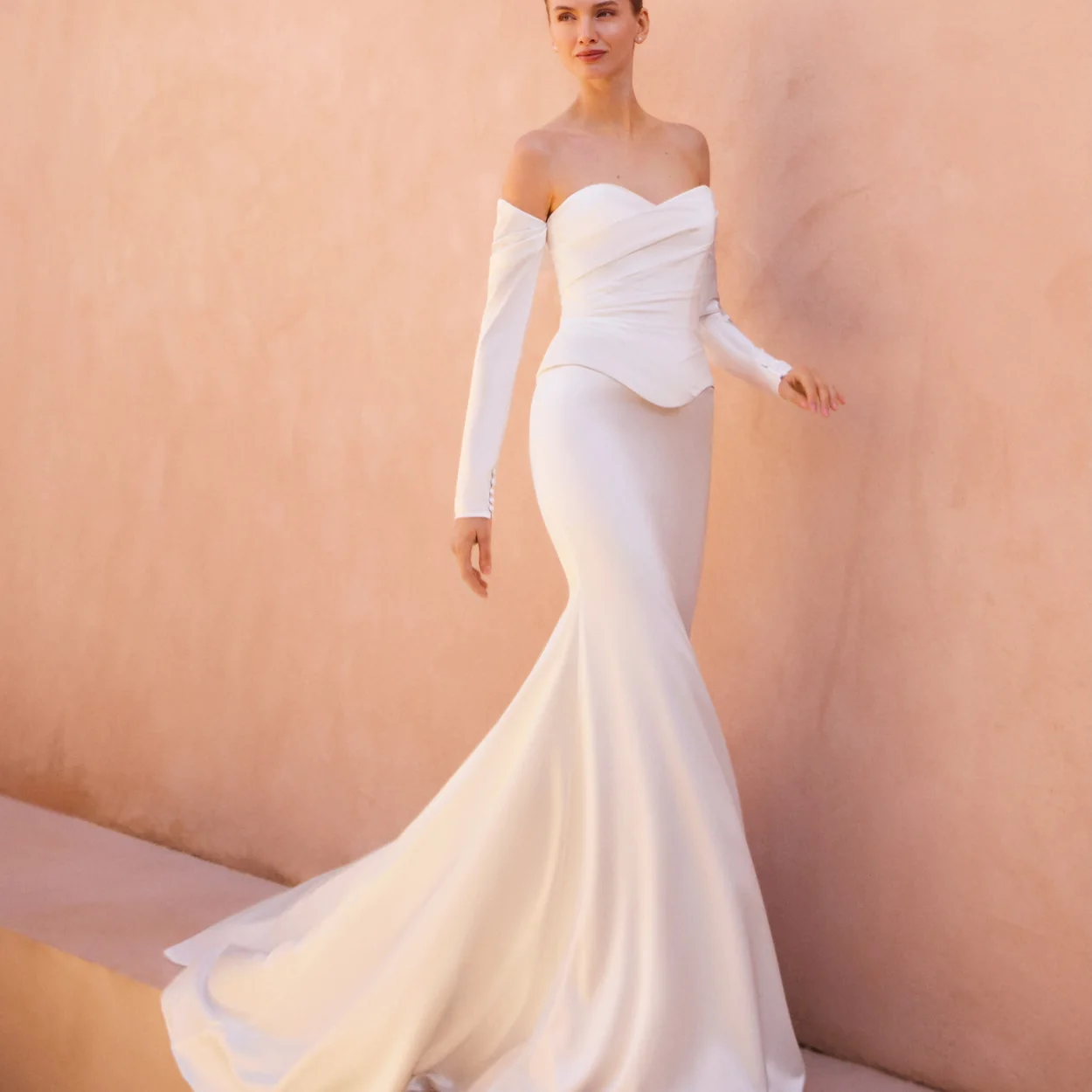 Vestido de novia de raso con escote palabra de honor de Pronovias