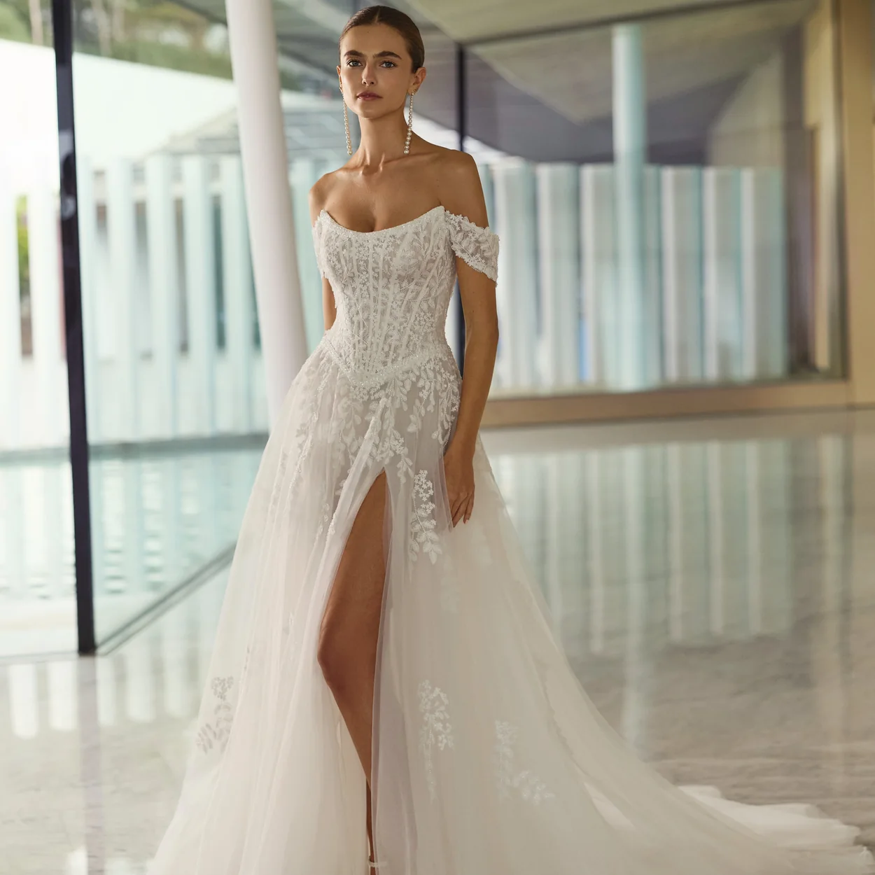 Vestido de novia de tul con abertura lateral de Rosa Clara