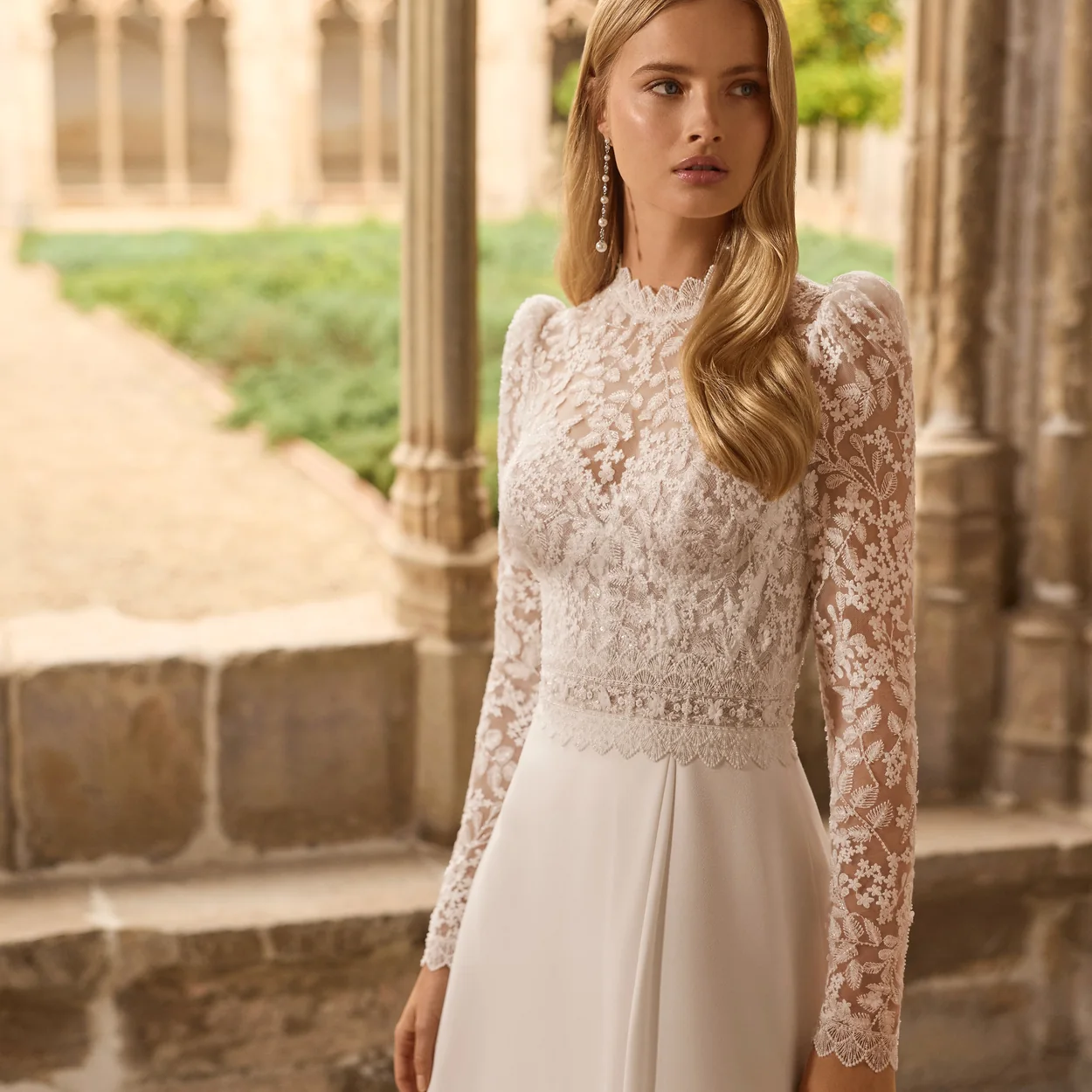 Vestido de novia de encaje con manga larga de Rosa Clara