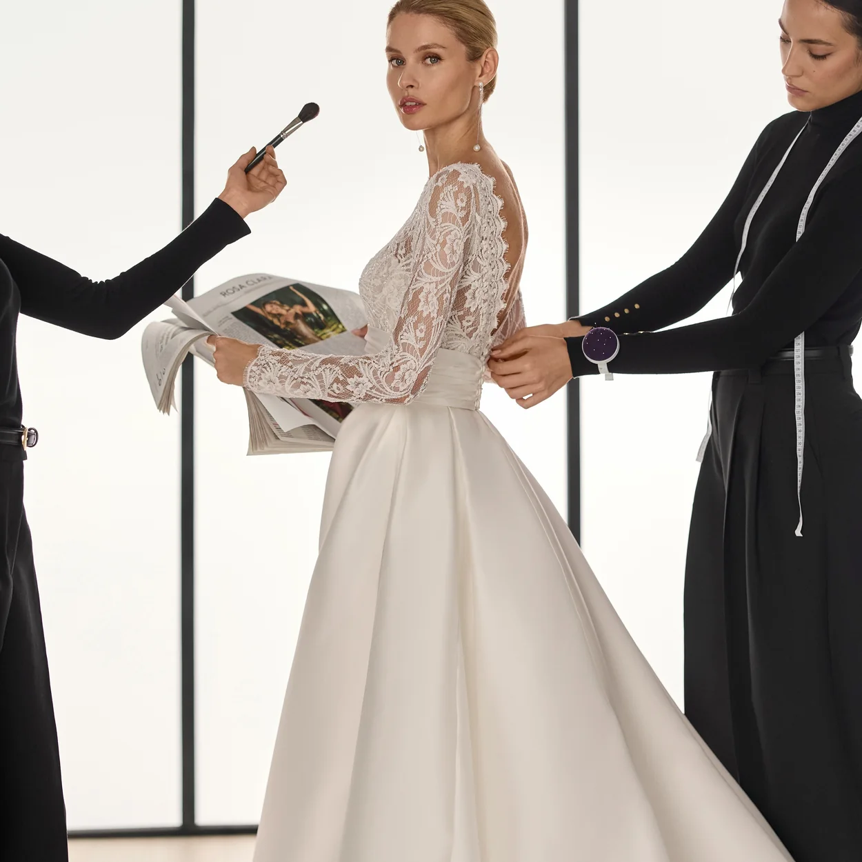 Vestido de novia de corte princesa de Rosa Clara en el atelier