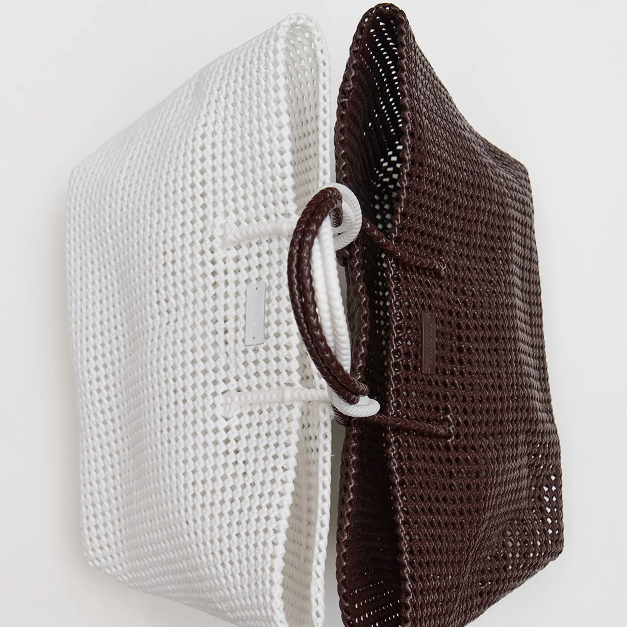 Bolsos de rafia blanco y marron de Sandro