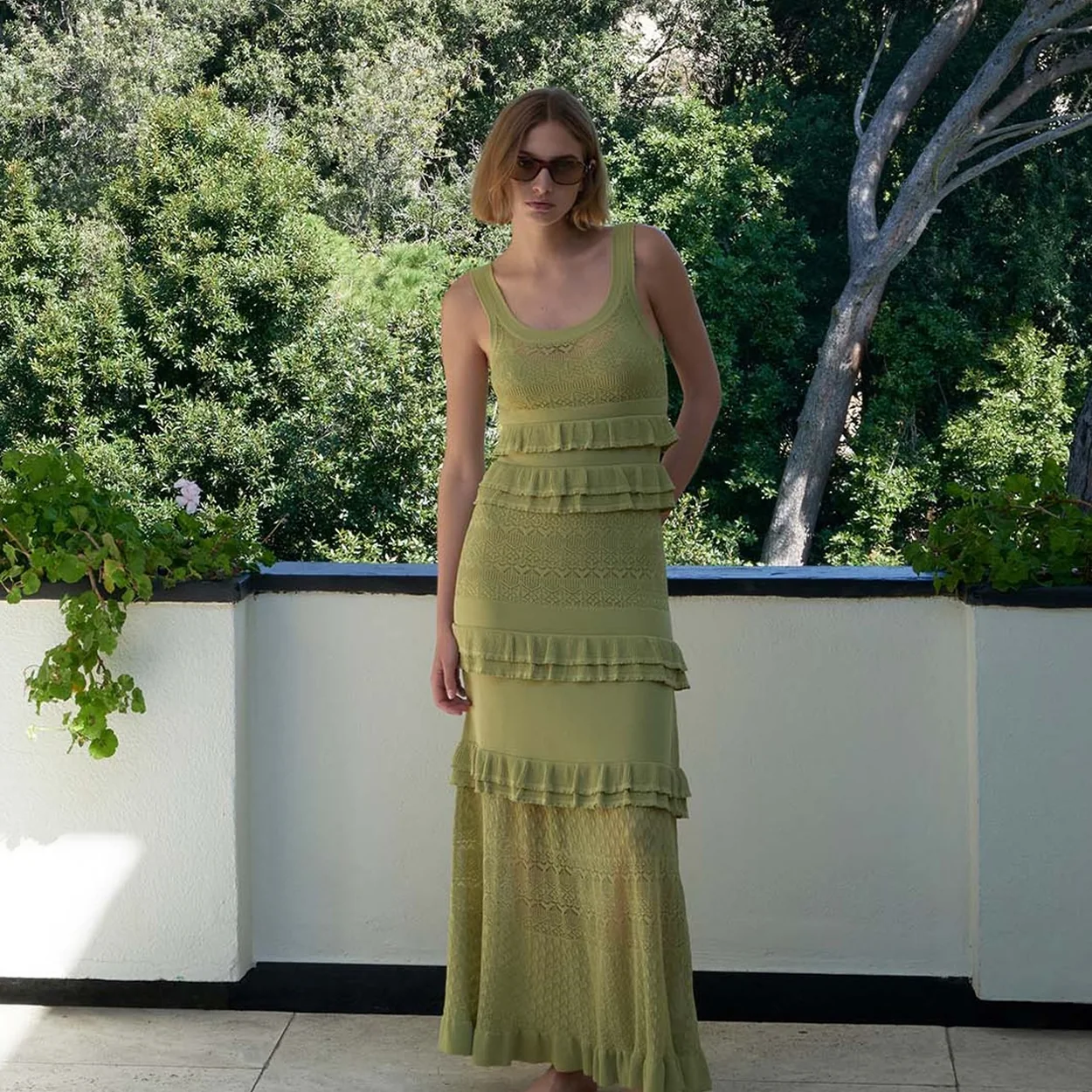 Modelo con vestido largo verde de Sandro