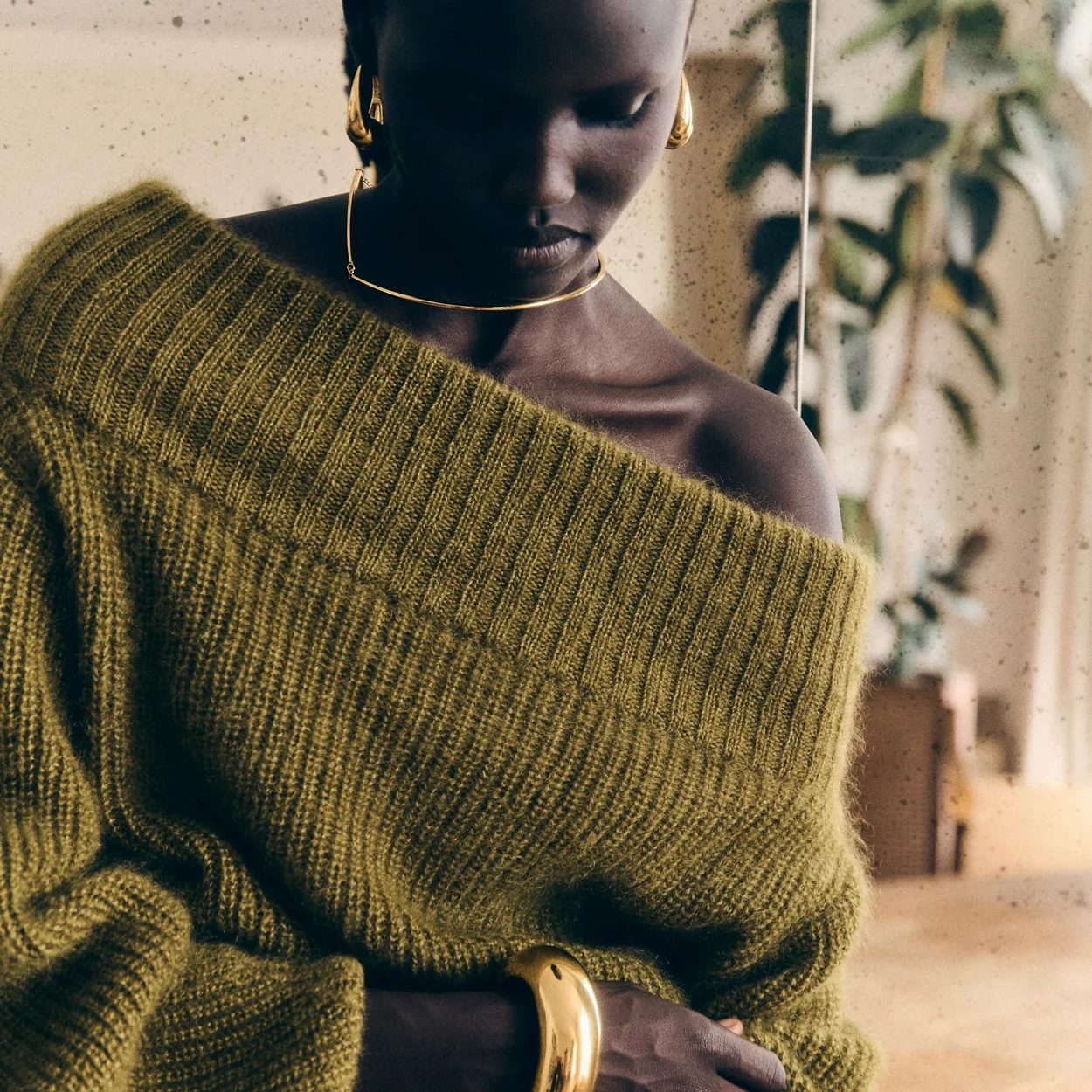 Modelo con jersey verde oliva de Sezane