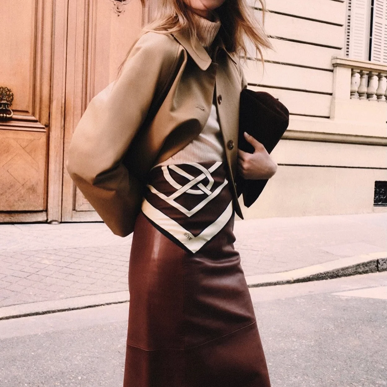 Modelo con falda de piel y panuelo de Sezane