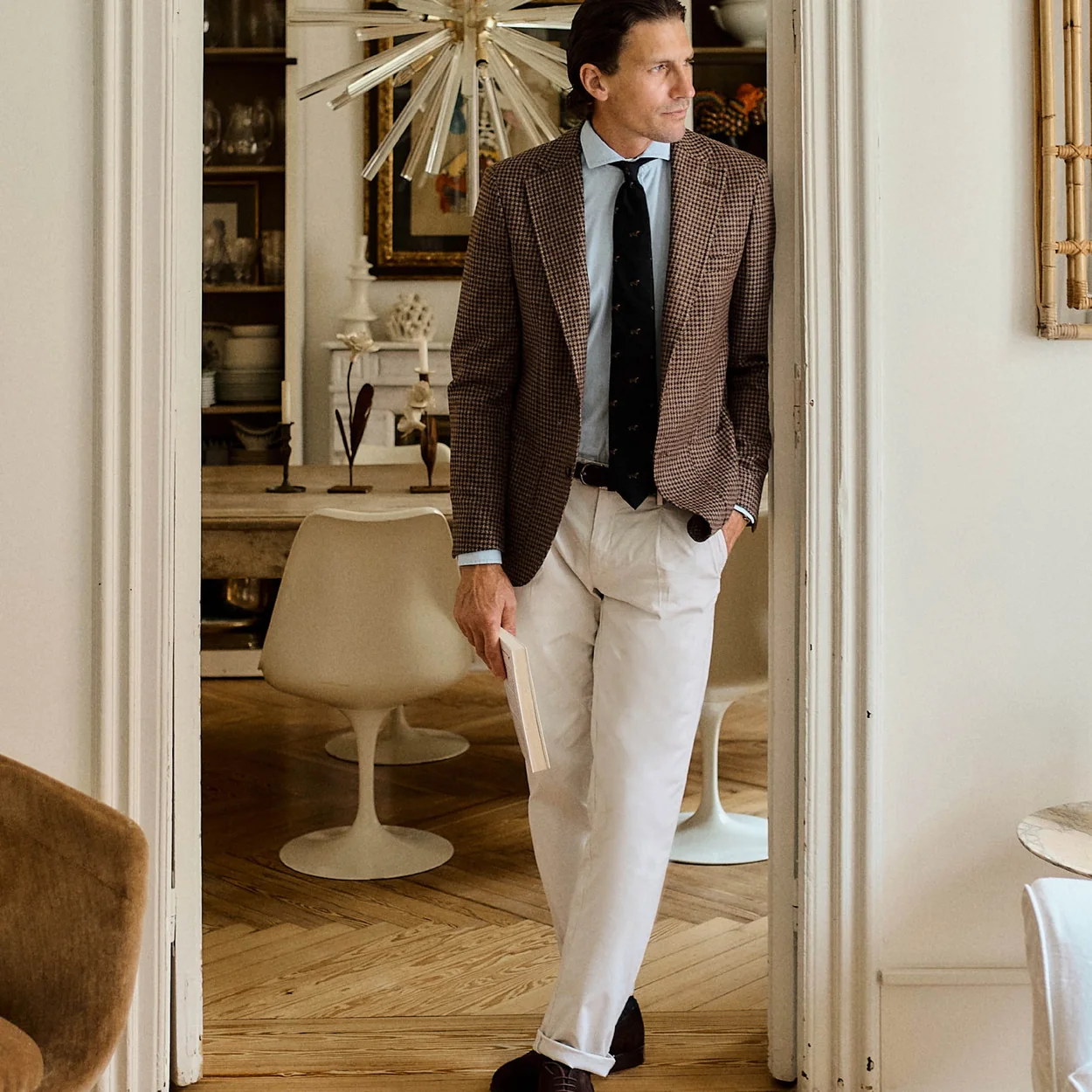 Hombre con americana marron y pantalon claro de Silbon
