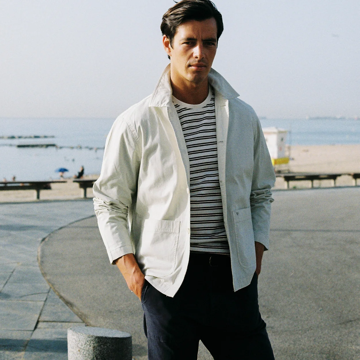 Hombre con sobrecamisa clara junto al mar de Silbon