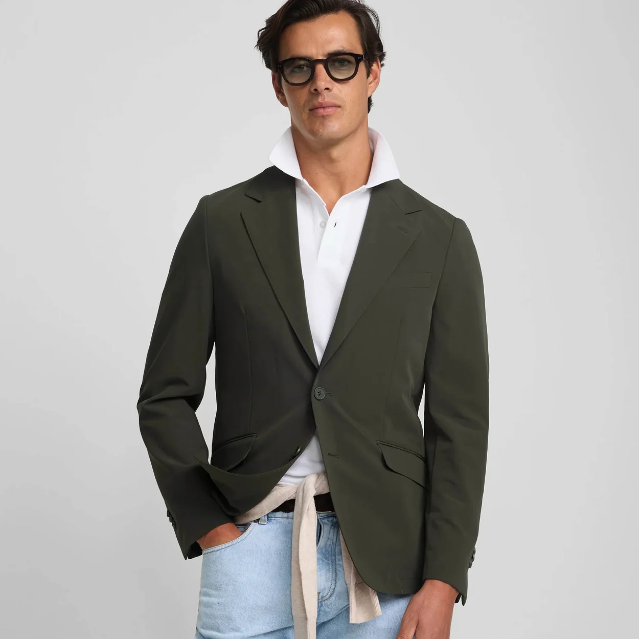 Hombre con americana verde y vaqueros de Silbon
