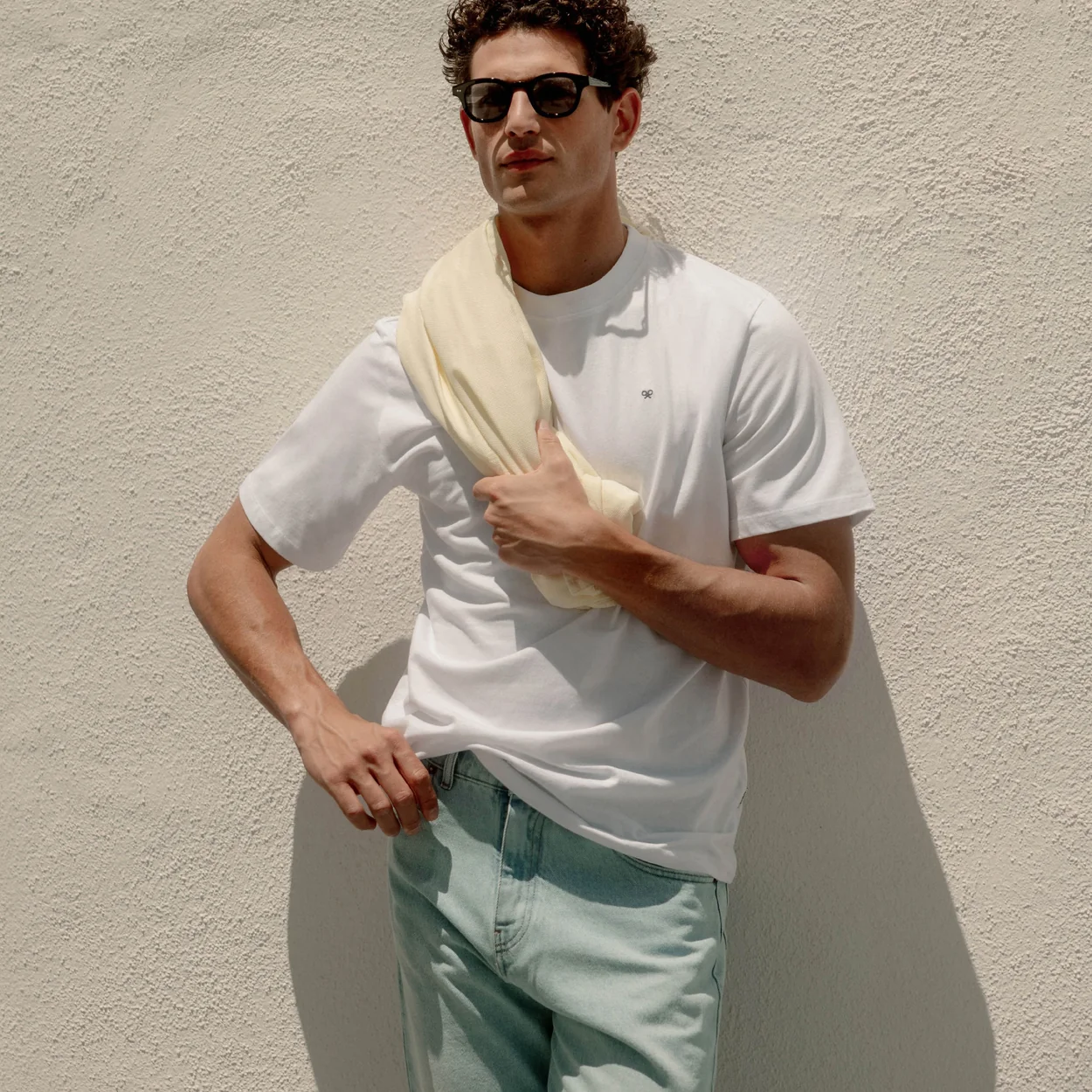 Hombre con polo blanco y pantalon verde de Silbon