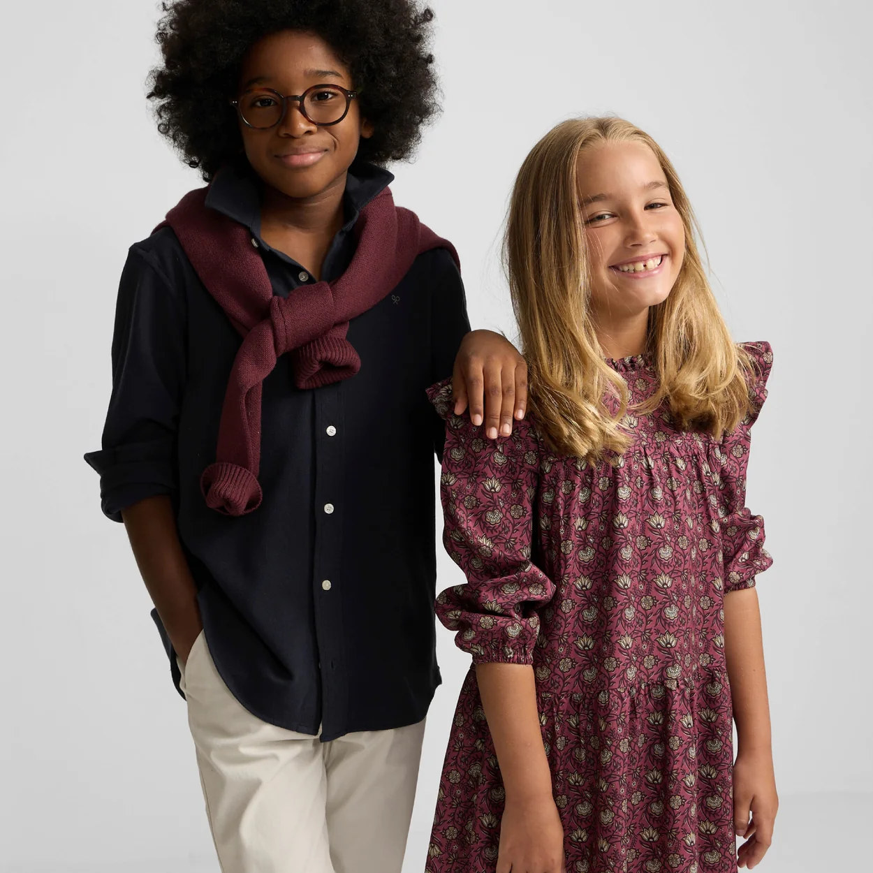 Nino y nina con la coleccion infantil de Silbon