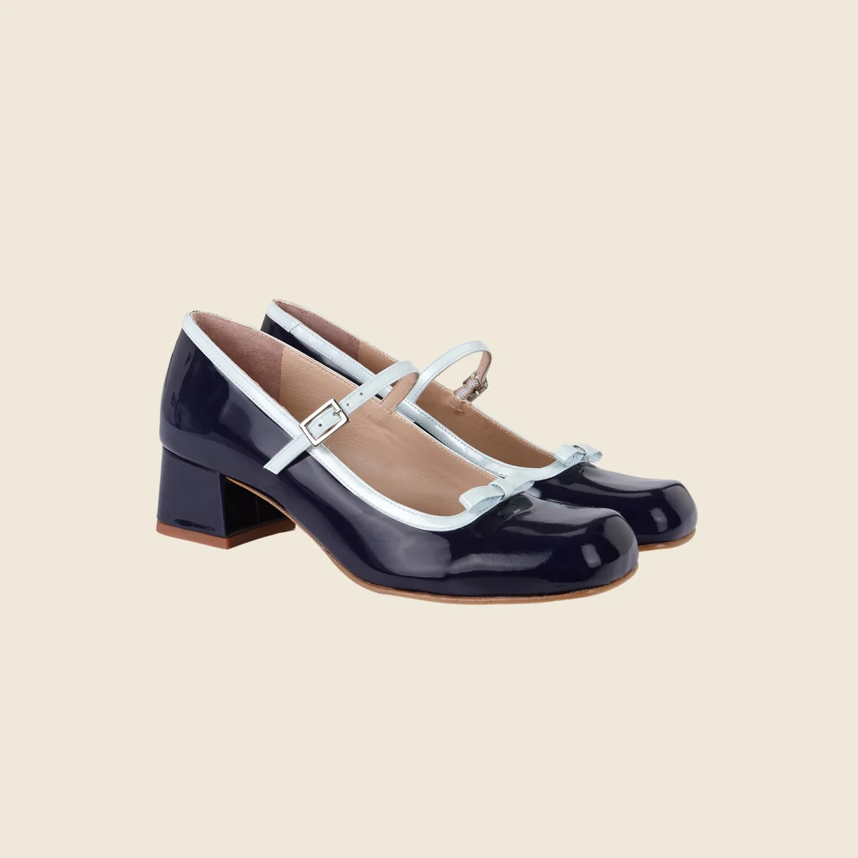 Zapatos merceditas de charol azul de Teresa Helbig
