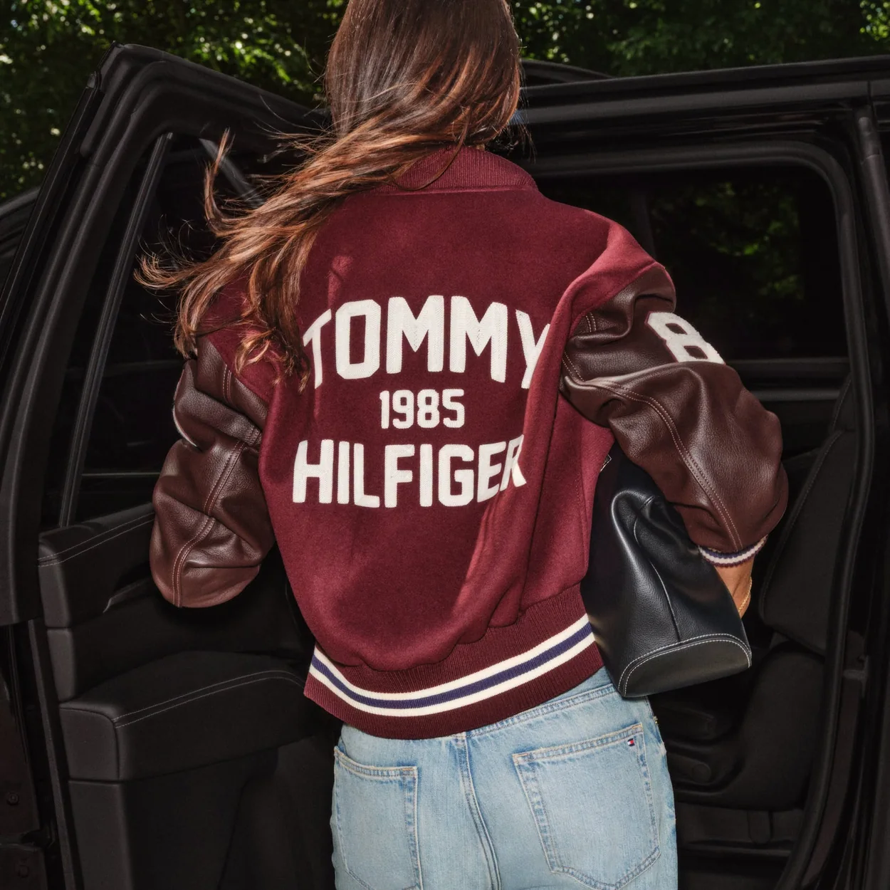 Espalda de la chaqueta universitaria granate de Tommy Hilfiger