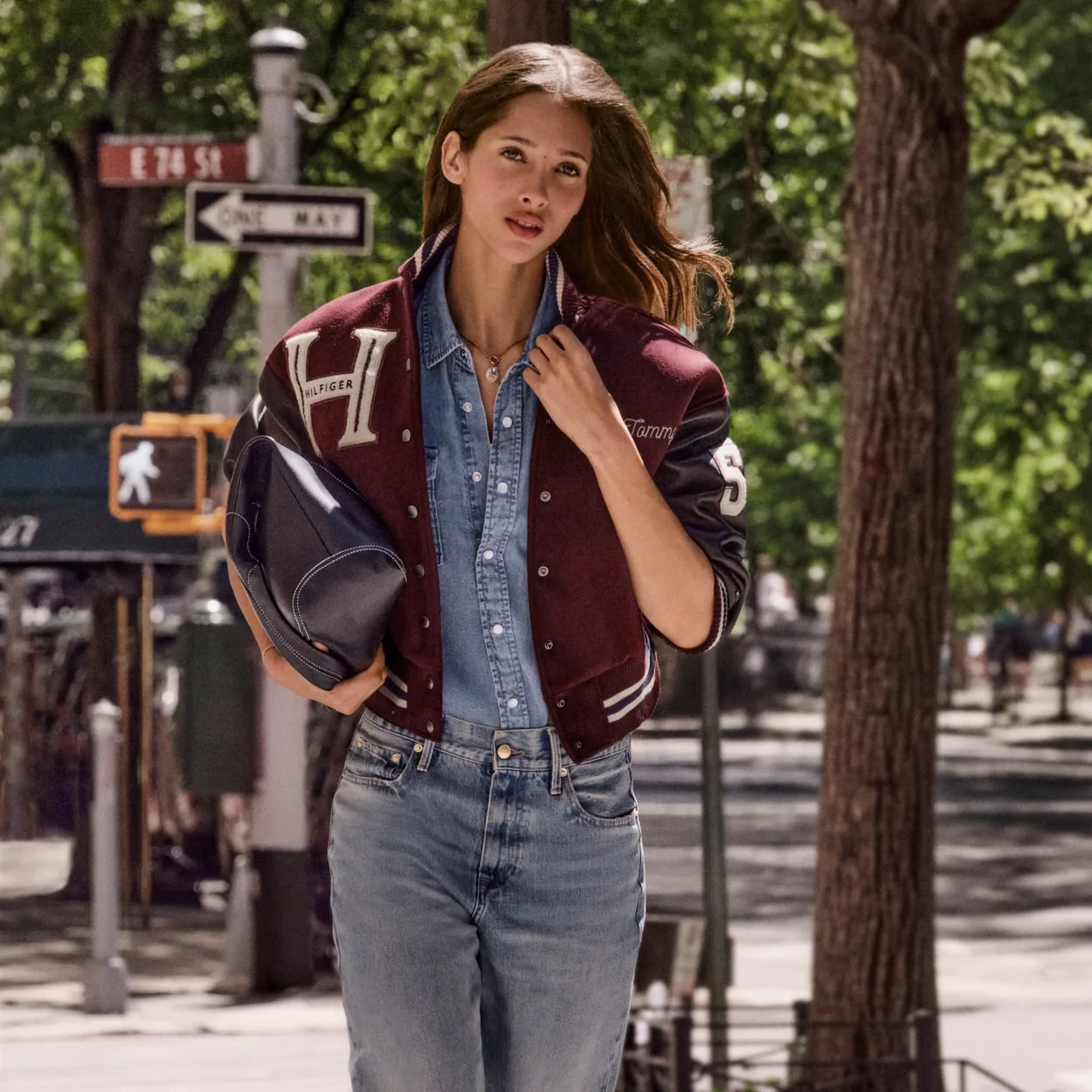 Modelo con chaqueta universitaria de Tommy Hilfiger en la calle