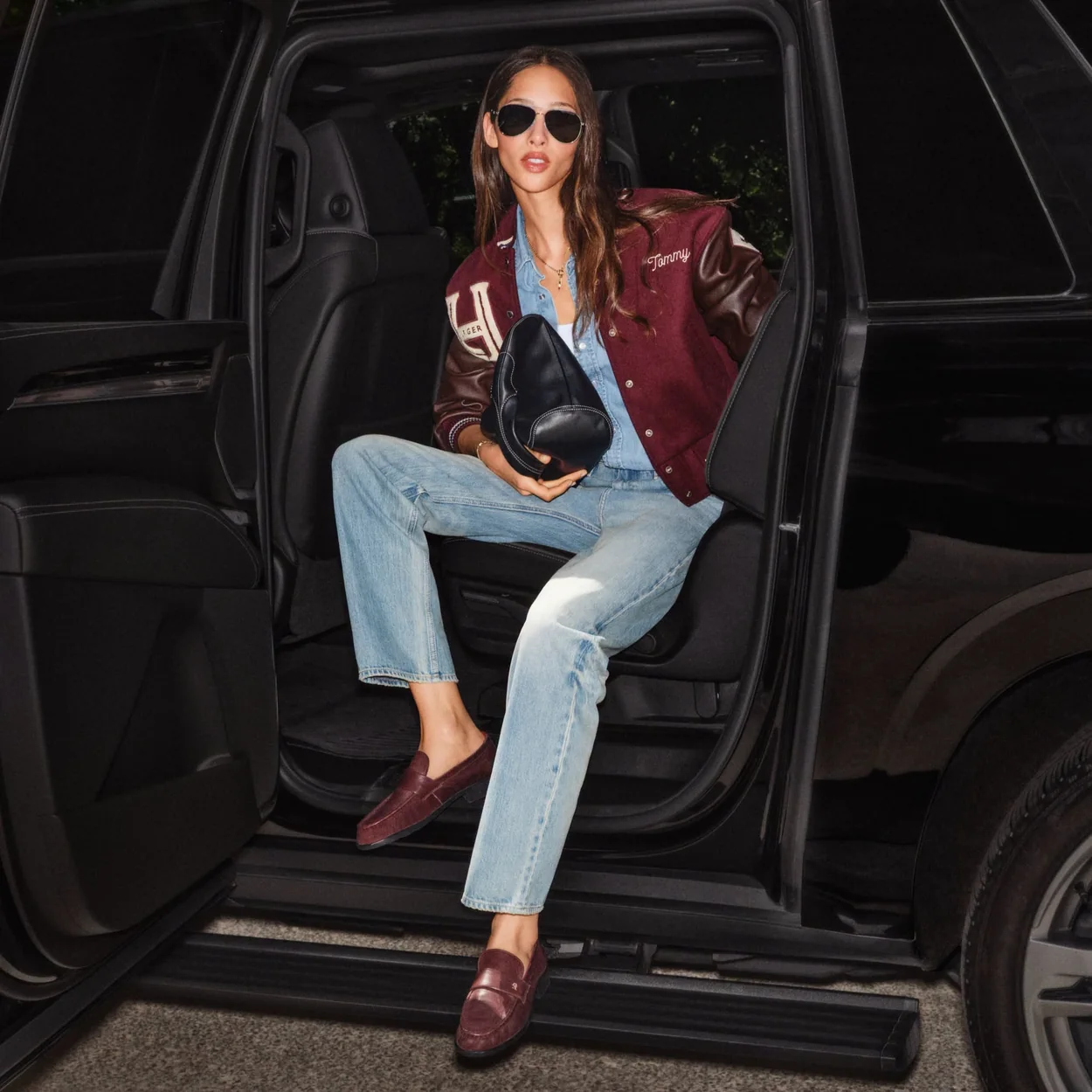 Modelo con chaqueta universitaria y mocasines de Tommy Hilfiger