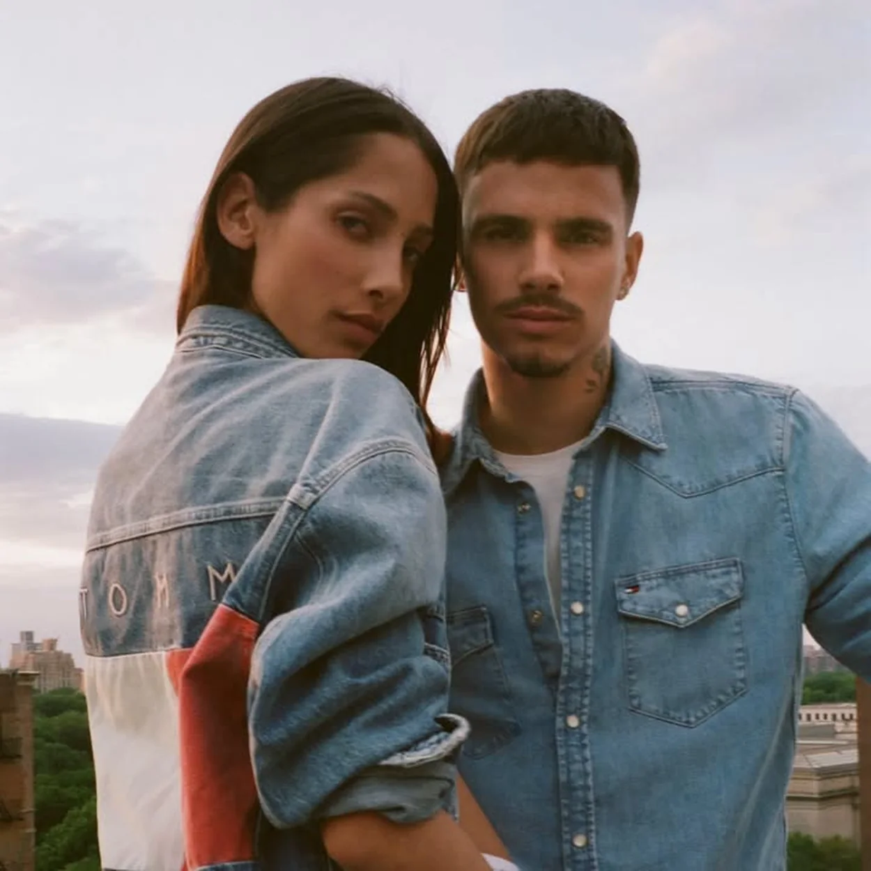 Pareja con conjuntos vaqueros de Tommy Hilfiger