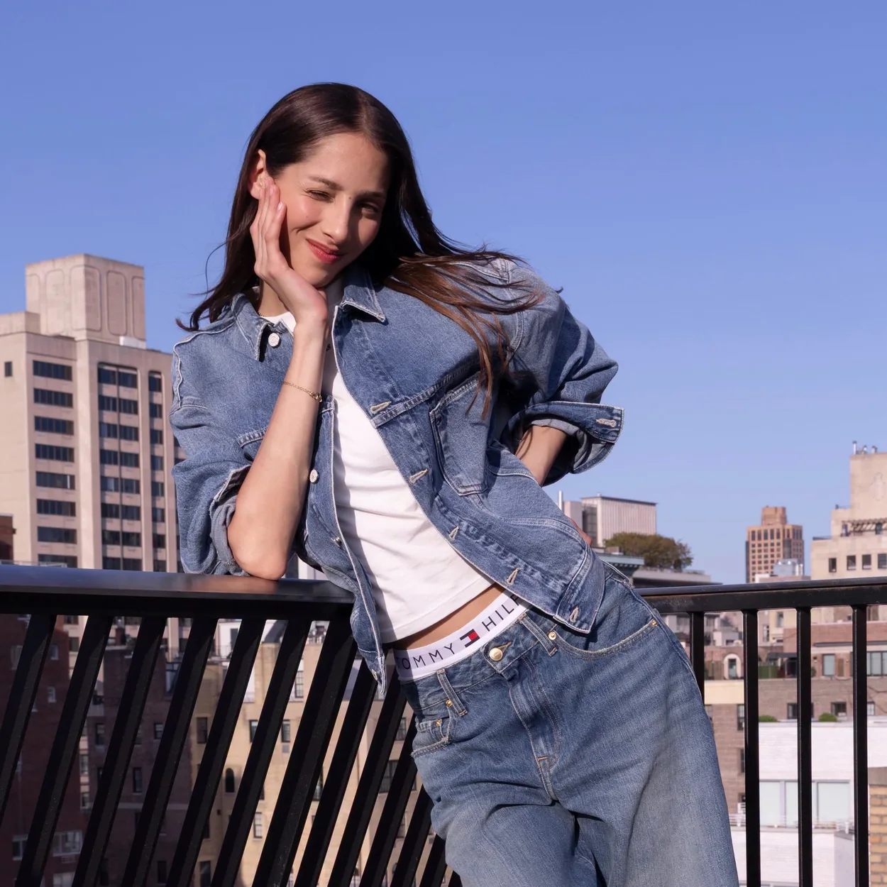 Modelo con cazadora vaquera de Tommy Hilfiger