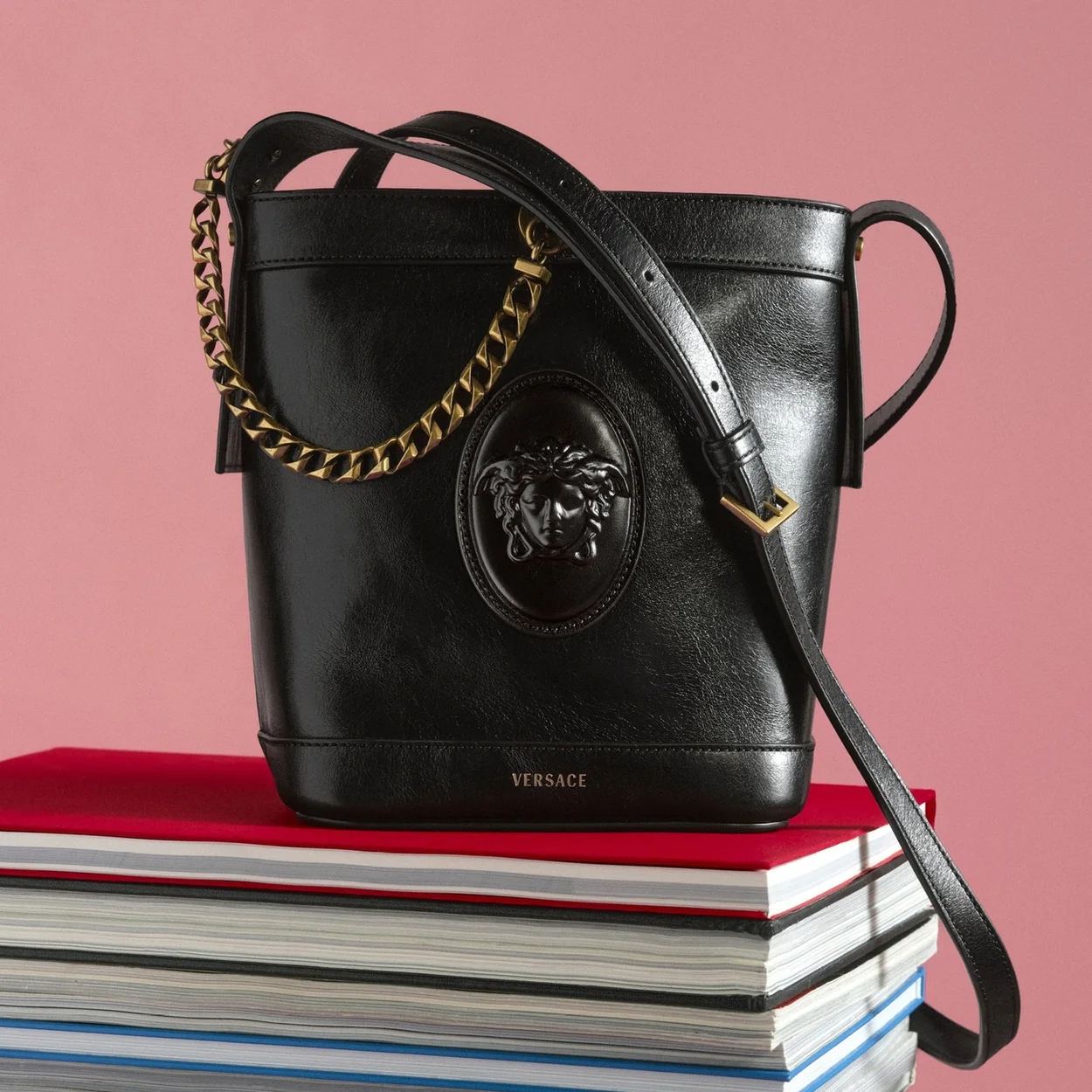 Bolso cubo negro con la Medusa de Versace