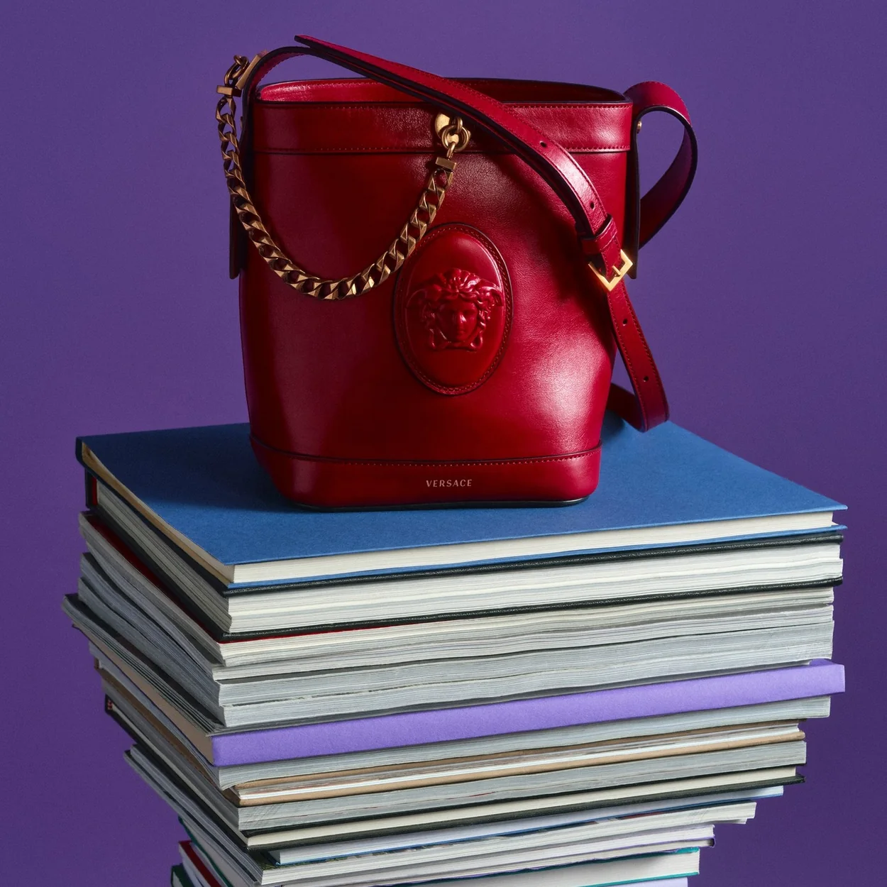 Bolso rojo con cadena dorada de Versace