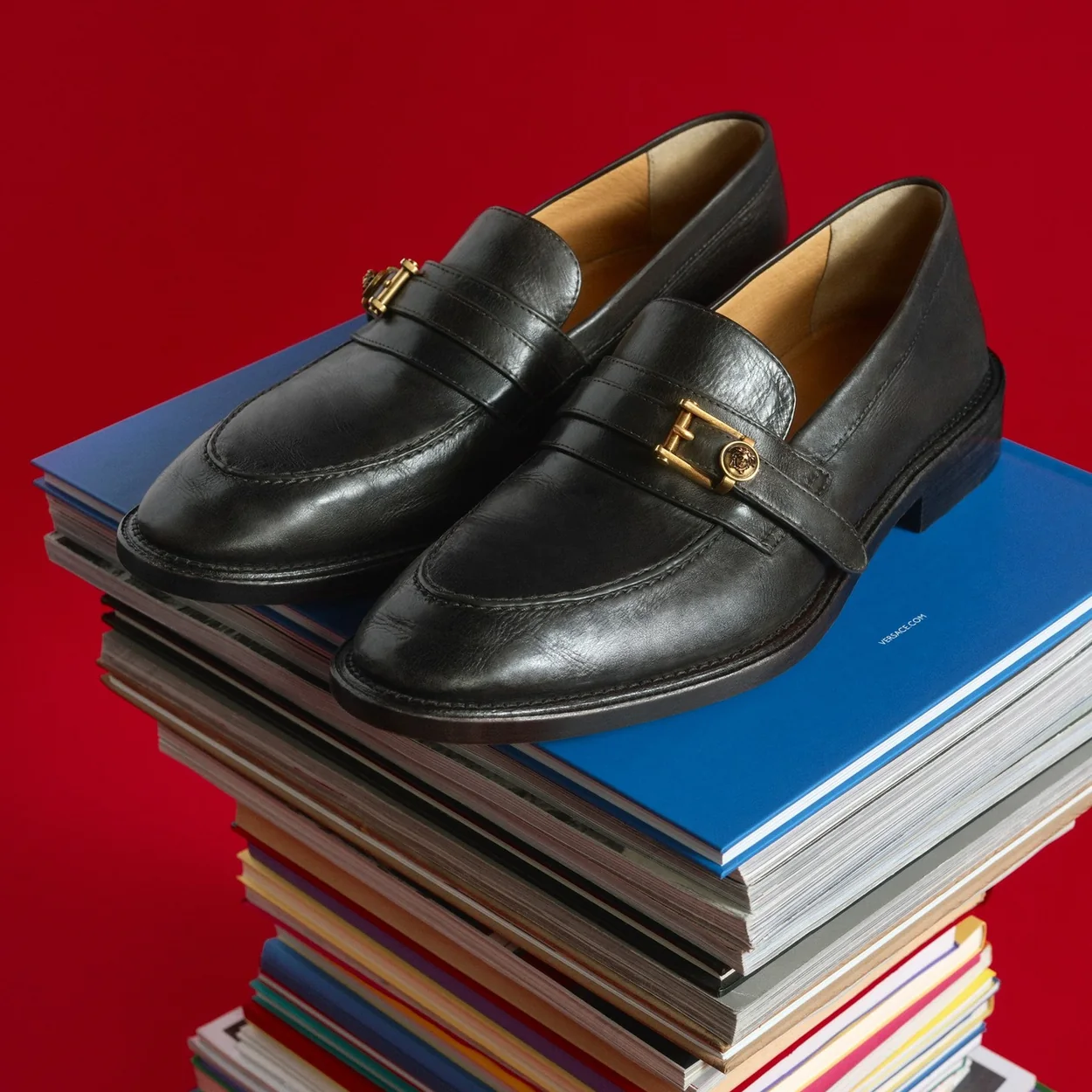 Mocasines negros con hebilla dorada de Versace