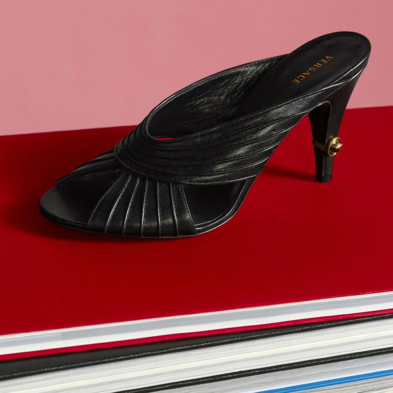 Zapato mule negro de tacon de Versace