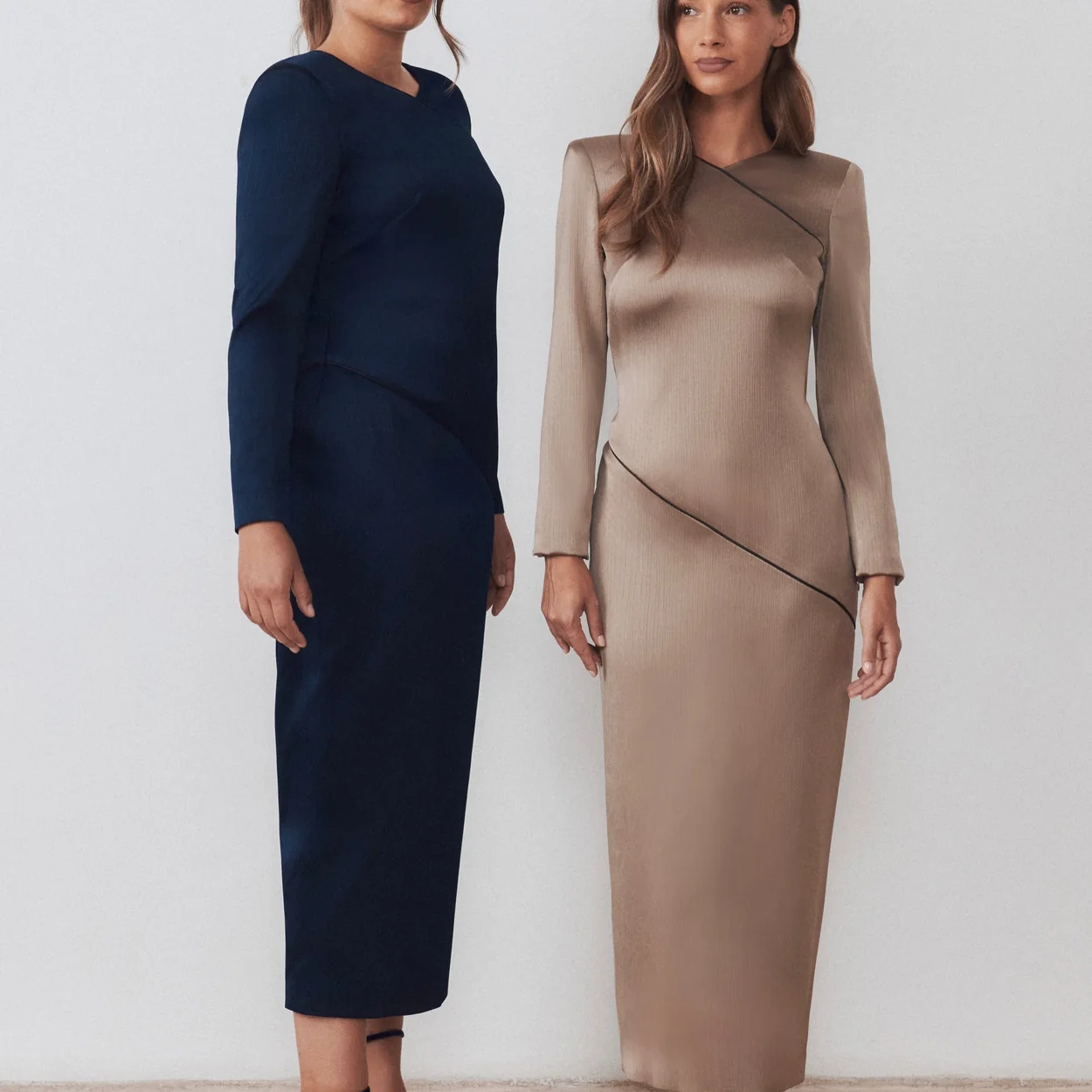 Dos vestidos largos azul marino y beige de Victoria Coleccion