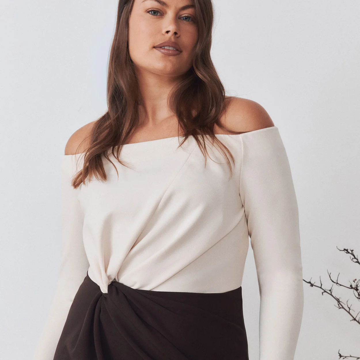 Top asimetrico blanco y falda marron de Victoria Coleccion