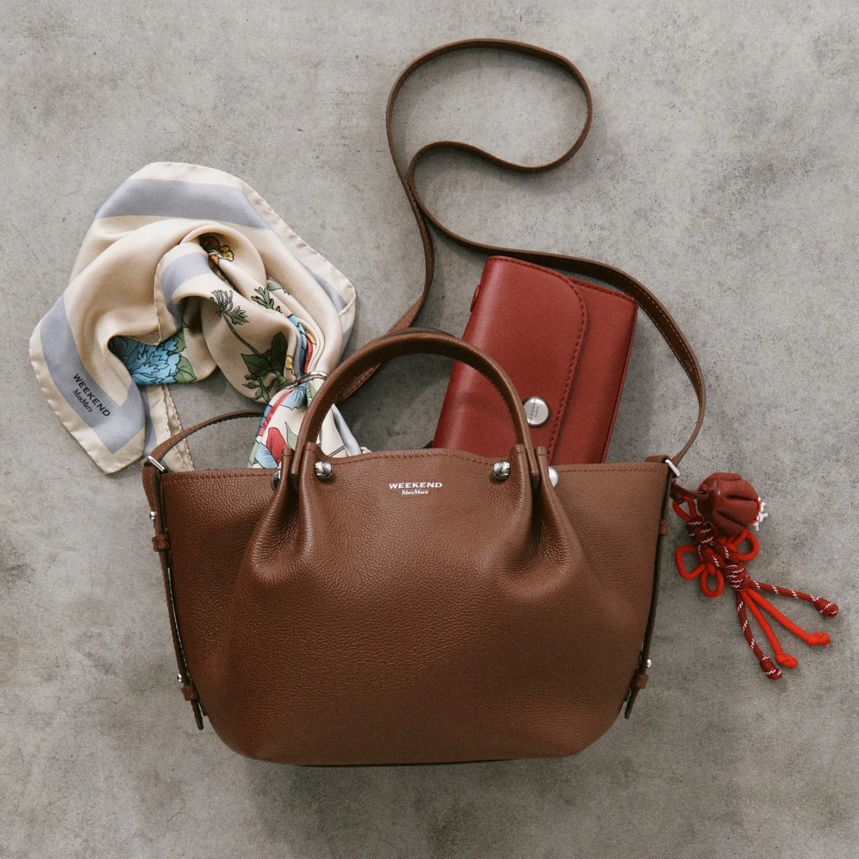 Bolso de piel camel con panuelo de Weekend Max Mara