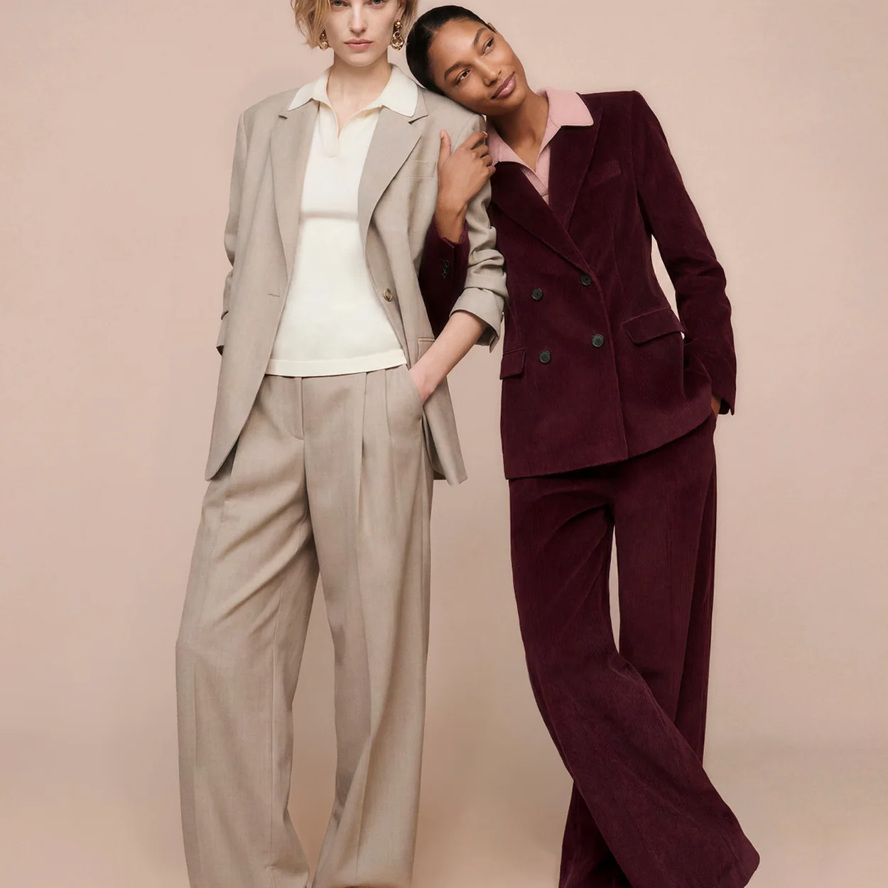 Dos modelos con trajes beige y granate de Weekend Max Mara