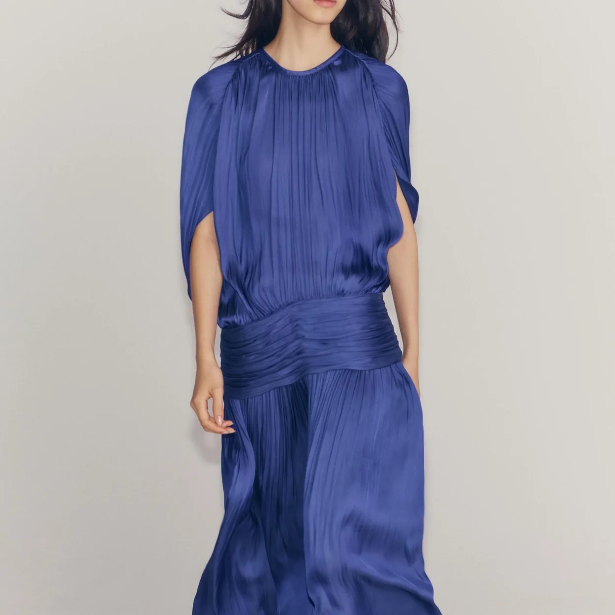 Modelo con conjunto azul de seda de Zara