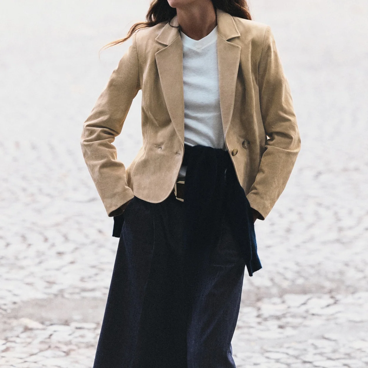 Modelo con blazer camel y falda negra de Zara en la calle